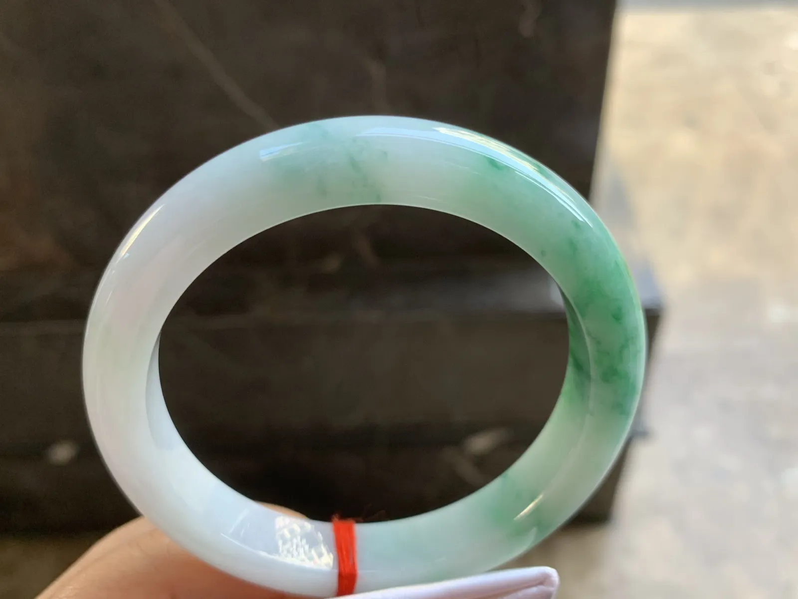 61.5-12-9.5mm
白底色花大圈口手镯 底子细腻 超大圈口