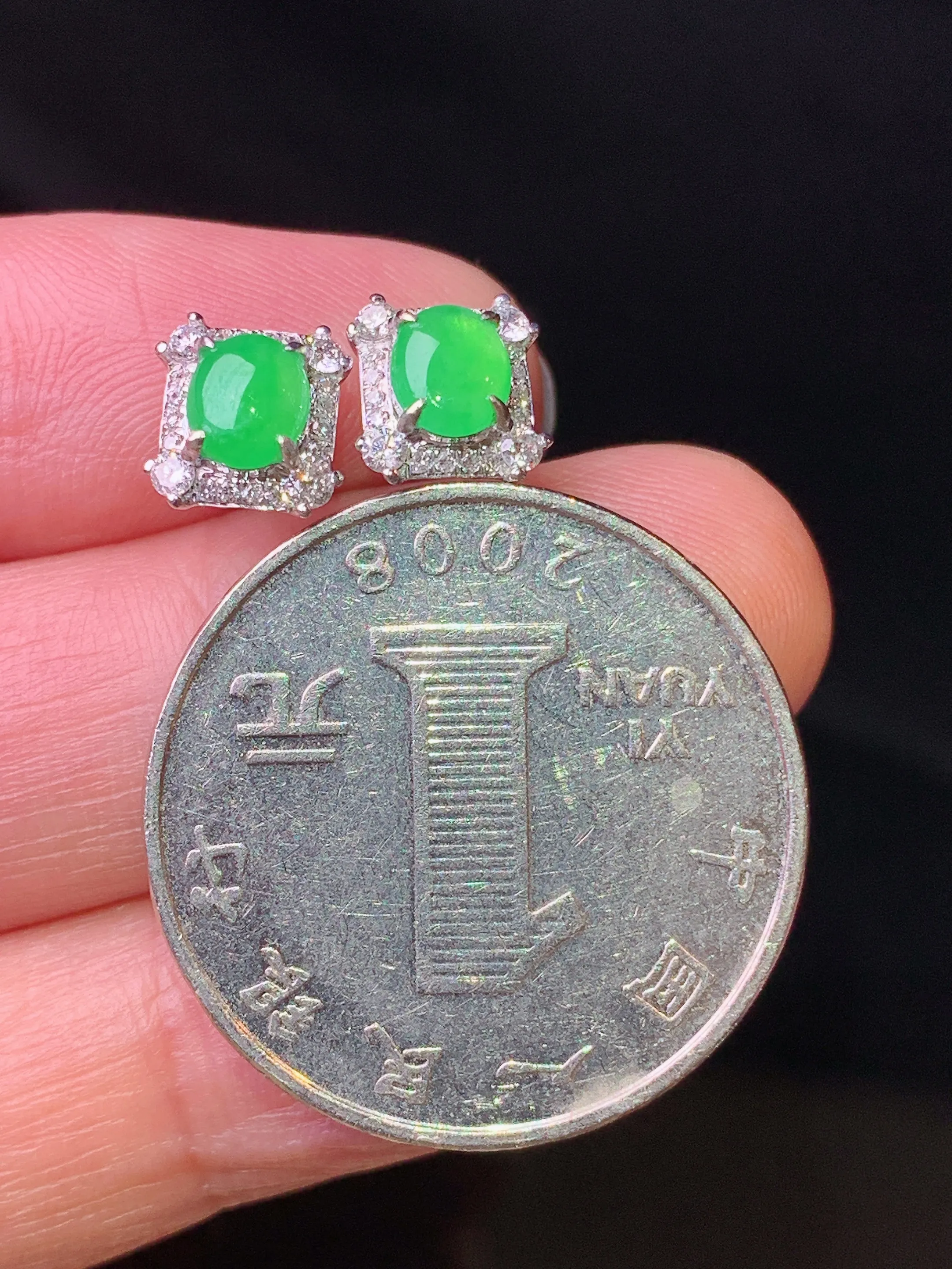 18k金钻镶嵌满绿蛋面耳钉 玉质细腻 色泽清新艳丽 整体尺寸7.7*7.3*5.2