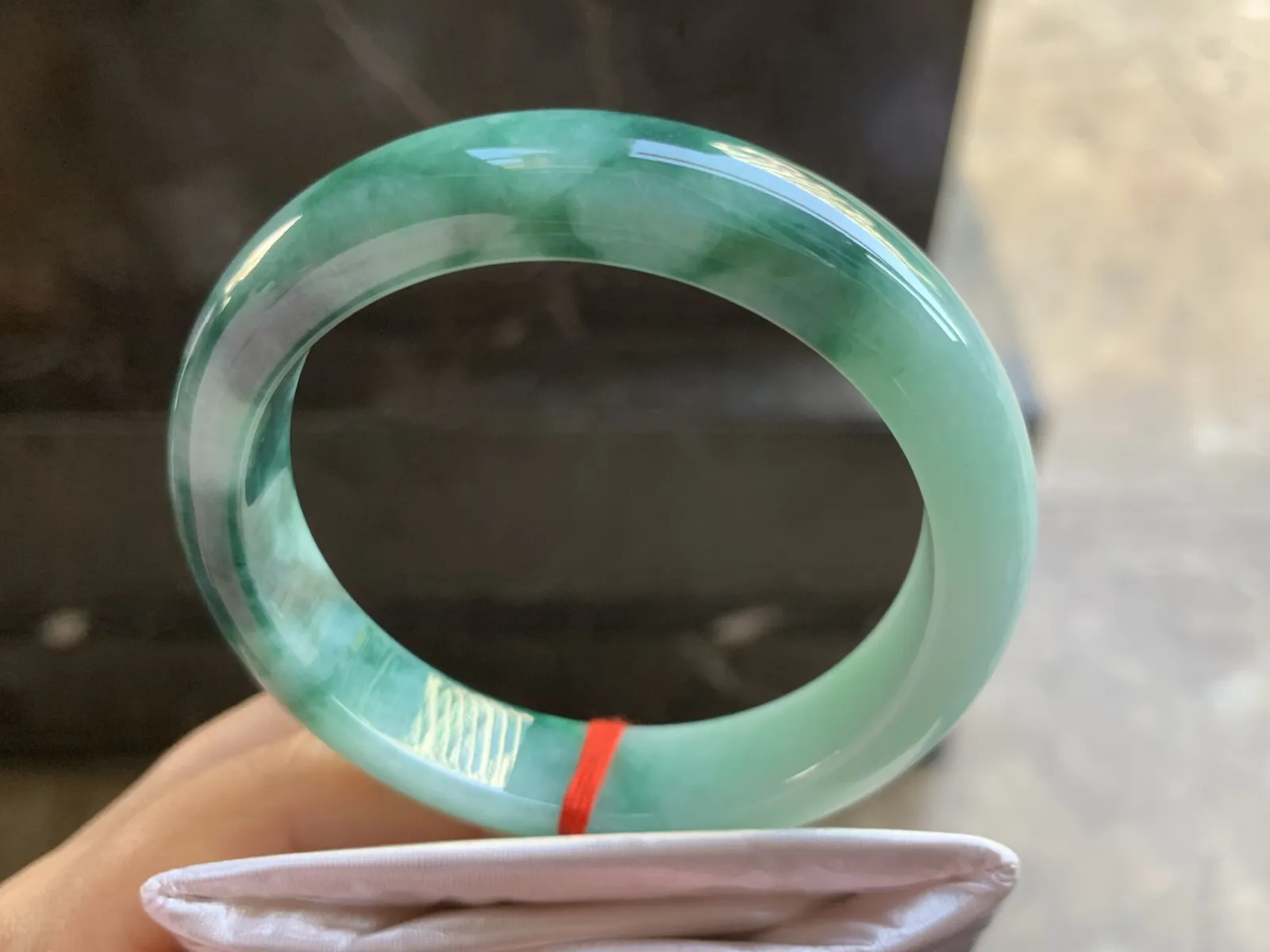 56-12.5-8.2mm
细糯种飘花手镯 底子细腻 花色浓郁 气质