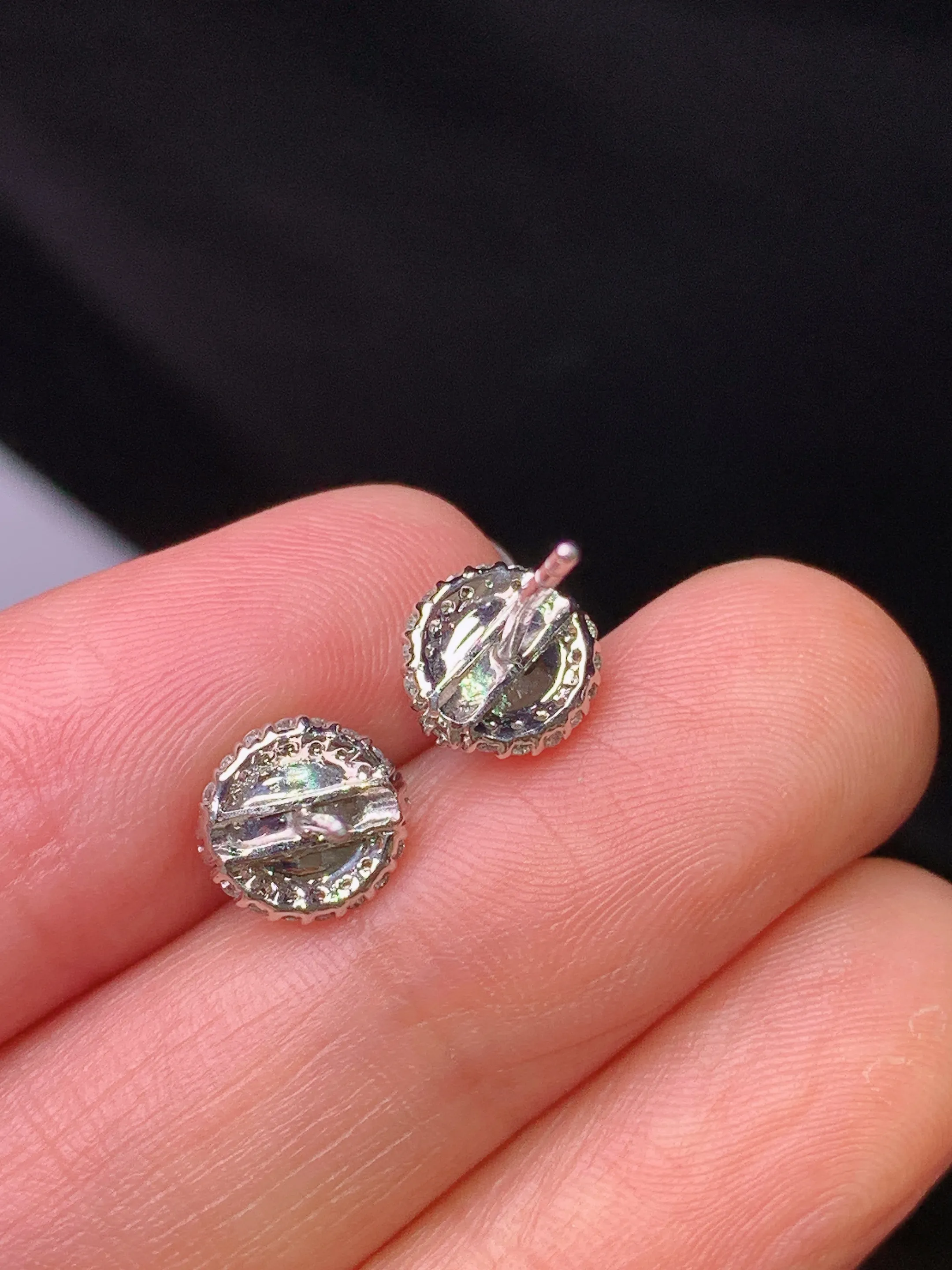 18k金钻镶嵌满绿蛋面耳钉 玉质细腻 色泽清新艳丽 整体尺寸8*7.5*5.3