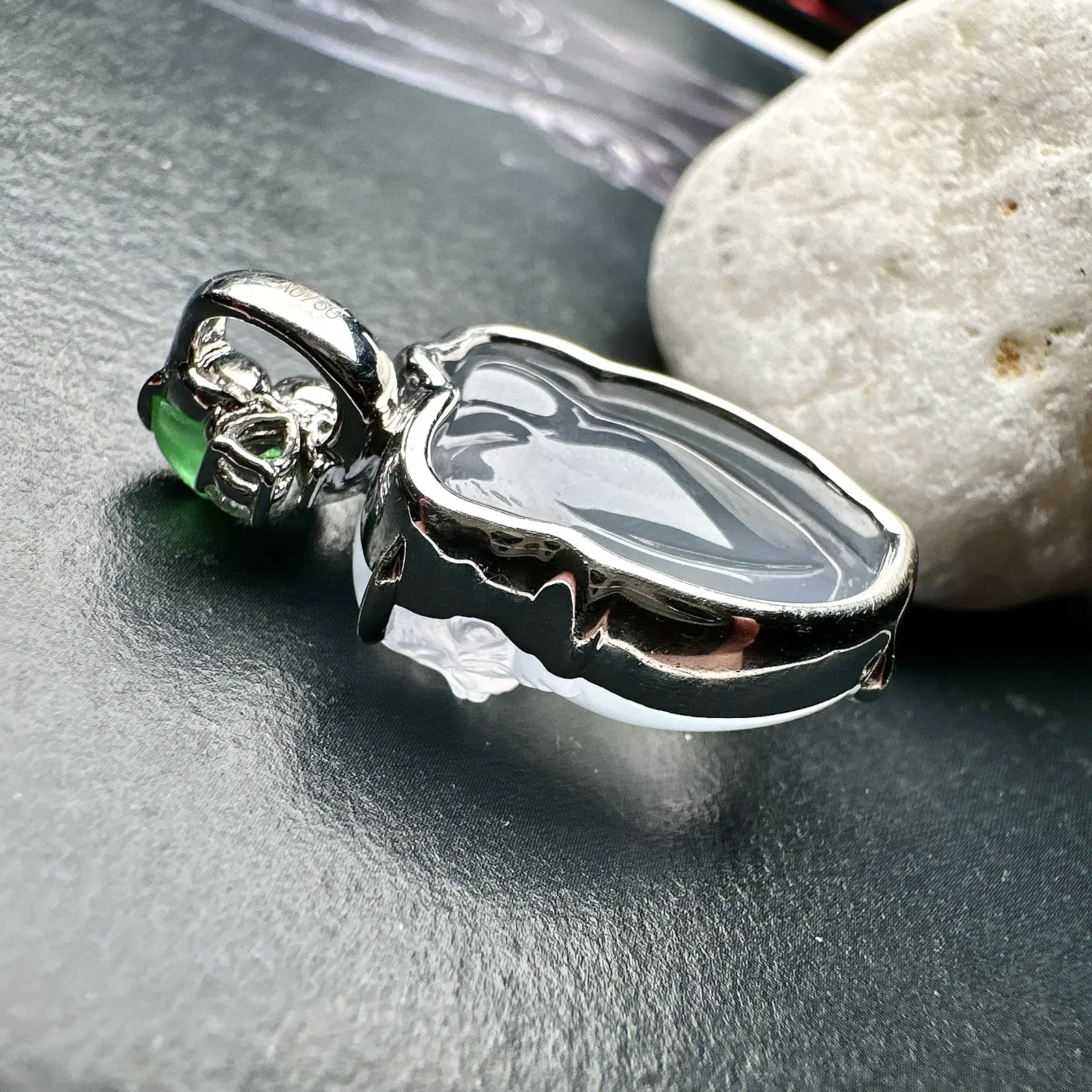 【高冰种淡紫灵猴献寿】冰润度上佳，质地细腻冰润，雕工精美，形象生动，18k金钻镶嵌，裸石尺寸21.3*15.7*7.8毫米