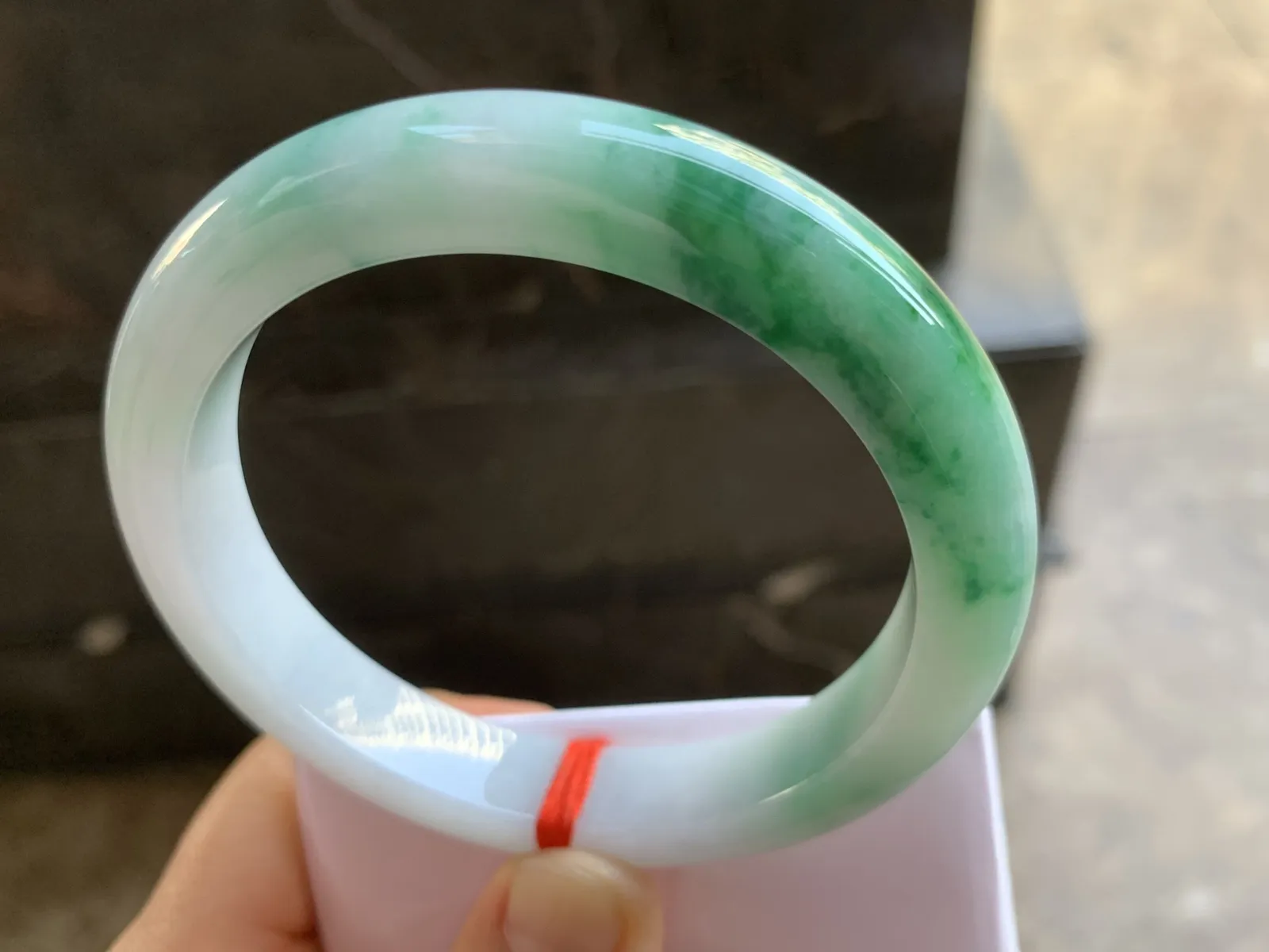 61.5-12-9.5mm
白底色花大圈口手镯 底子细腻 超大圈口