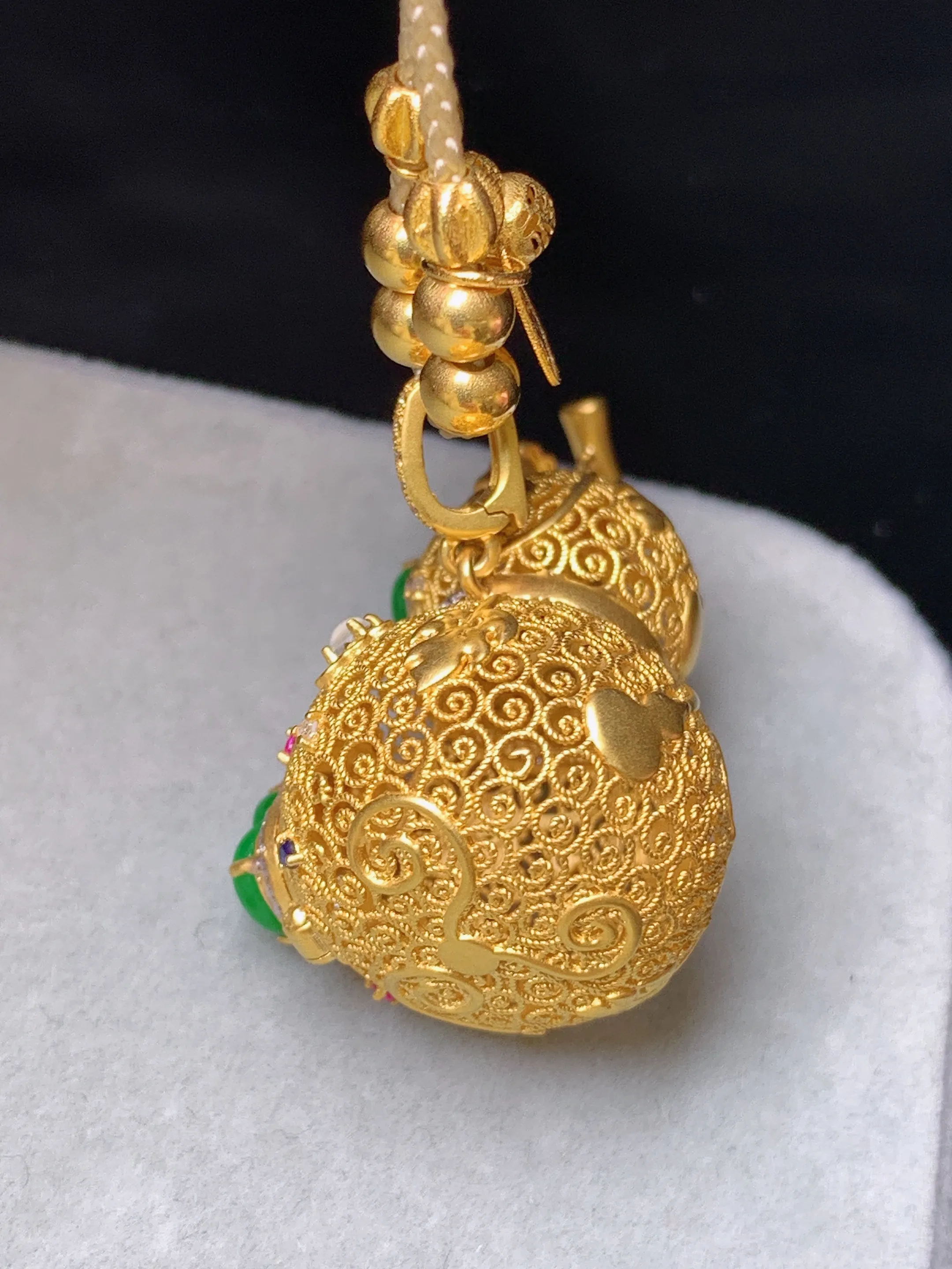 18k金钻镶嵌满绿葫芦吊坠 玉质细腻 色泽清新艳丽 整体尺寸13.5*18.2*20.8