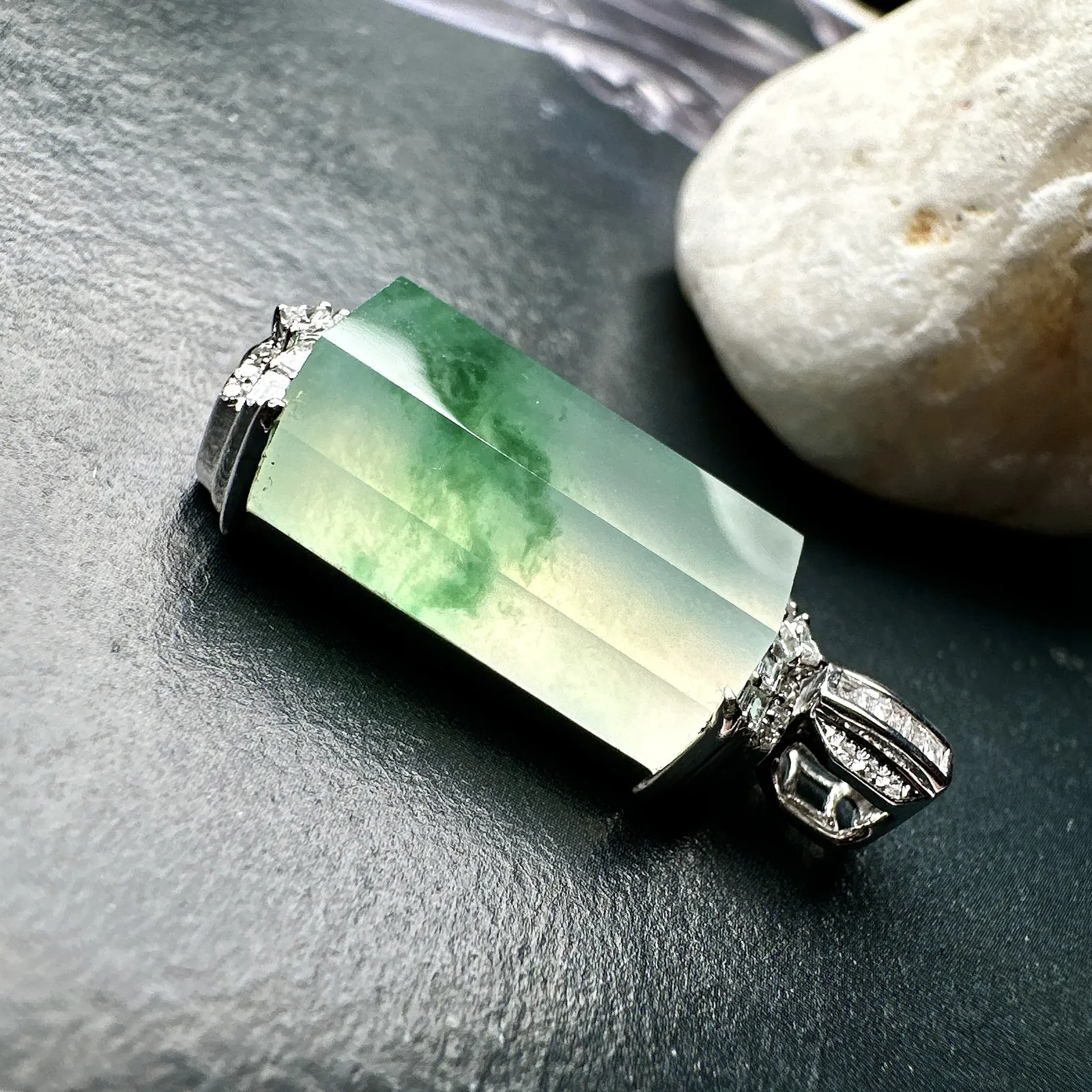 【冰种飘花无事柱】精品，种水上乘，通透闪亮，晶莹剔透。18K金钻镶嵌，裸石尺寸16.5*9*7毫米