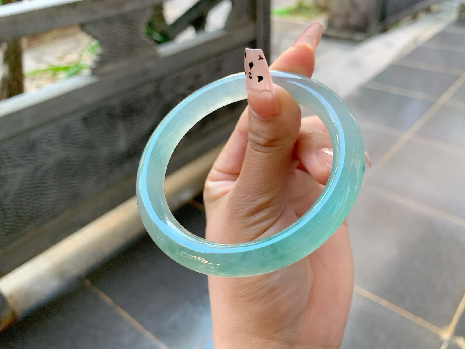 ｜56圈口
条粗:9.3
冰晴半山半水福镯，飘点碎绿花，像湖水一样的清澈透明，水汪汪的