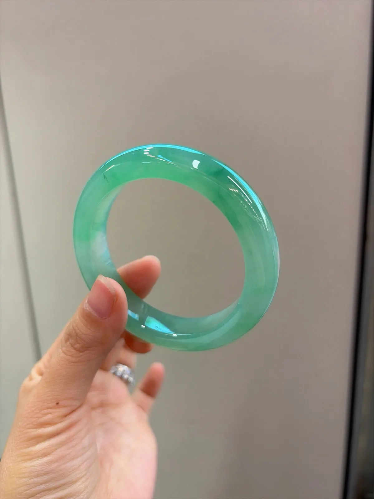 ｜56圈口
【冰甜绿】
“甜绿漾水润，底色藏温柔”
——甜过初恋的一抹翠，上手显白超吸睛
规格【56.2/13/9.9】