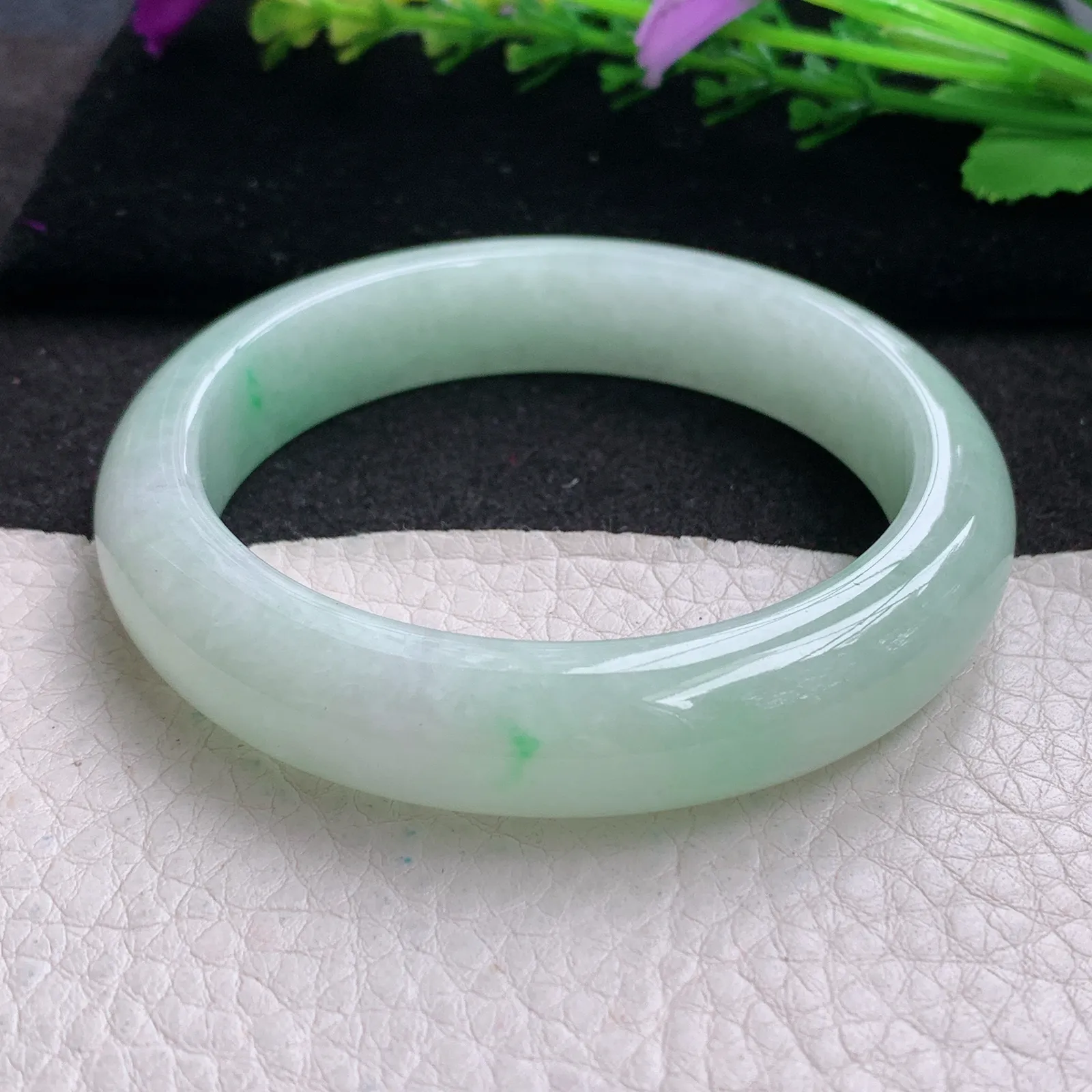 ee实拍55*12*8平安镯 缅甸翡翠精美甜绿底飘阳绿玉手镯 玉手环