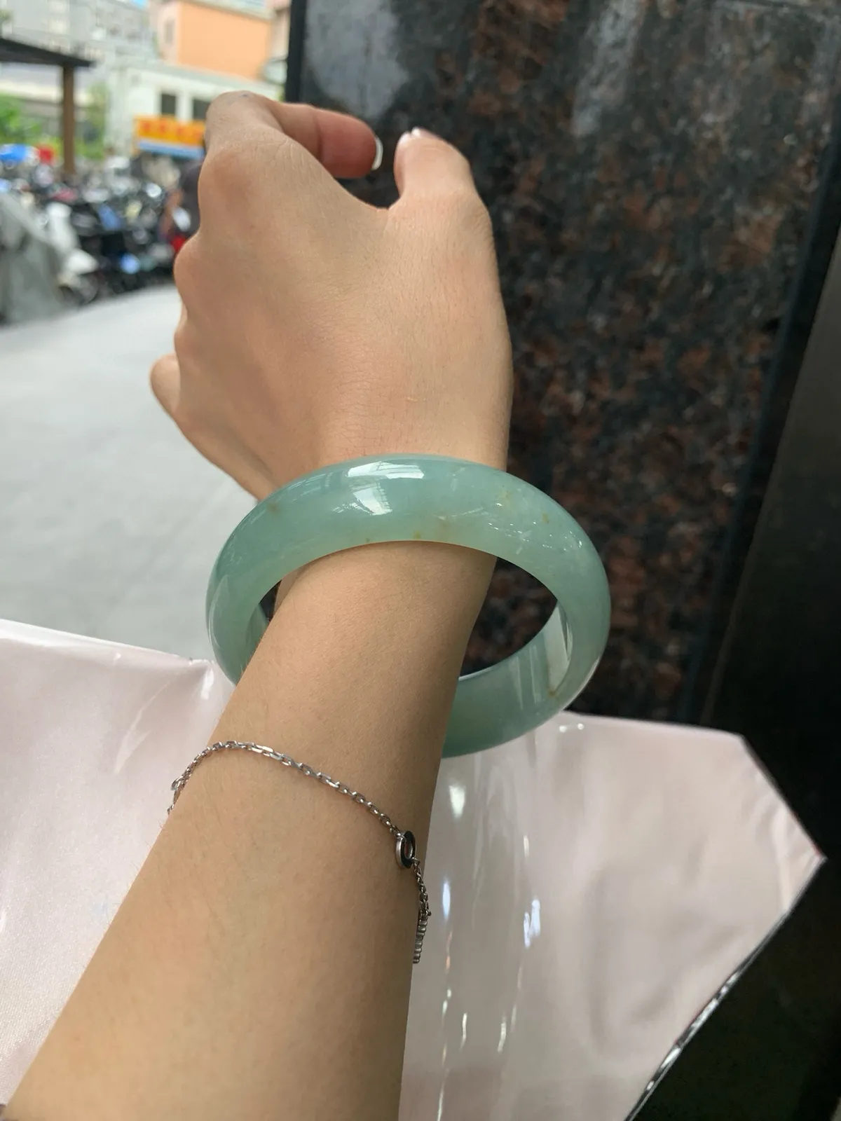 蓝底洒金宽版正圈
59.7-8.2-18.5
完美，底妆胶润，满圈蓝底色均匀分布，镯面几抹黄翡点缀，生动俏皮，大宽板难得遇见