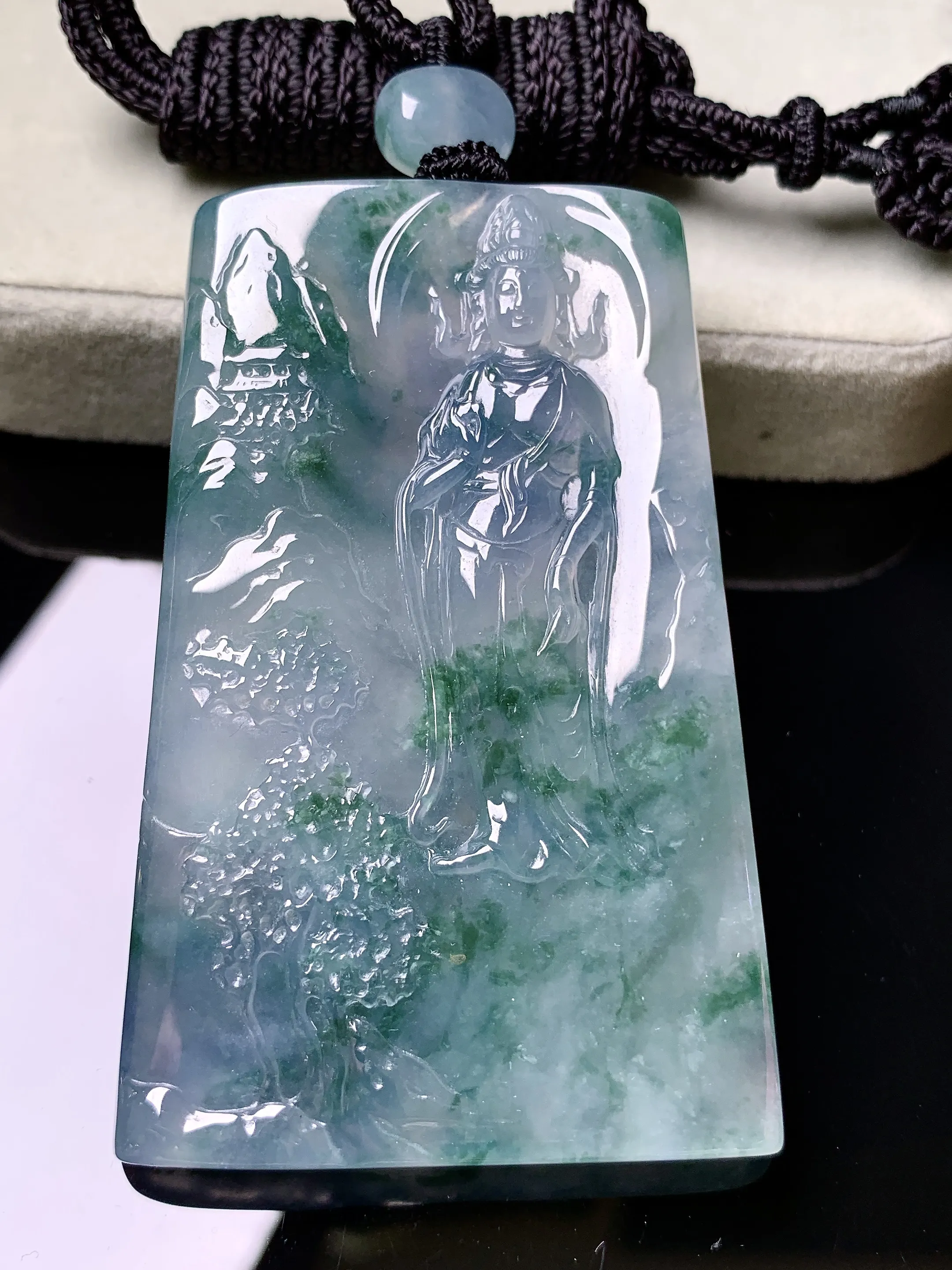 冰种飘绿观音菩萨吊坠 玉质细腻 色泽清新艳丽 整体尺寸63.8*40.8*5.8