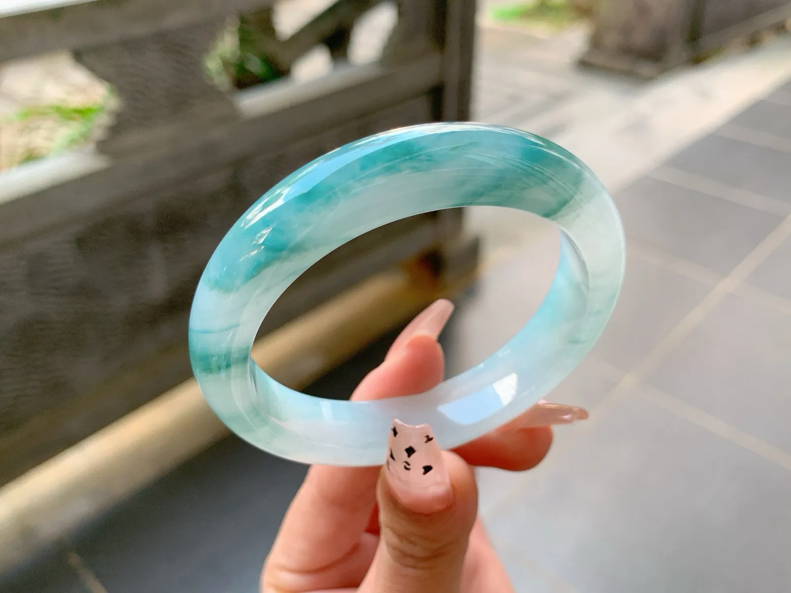 ️｜54圈口
冰飘花翡翠手镯，飘蓝花，如山水画一般大气磅礴，像远山黛一样，秀丽迷人，