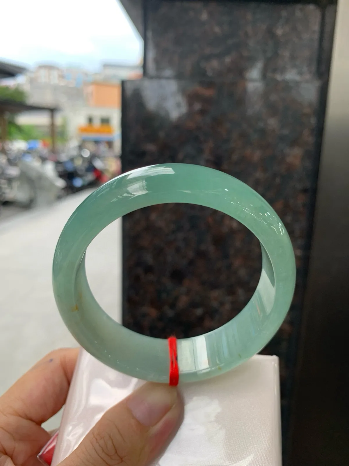 蓝底洒金宽版正圈
59.7-8.2-18.5
完美，底妆胶润，满圈蓝底色均匀分布，镯面几抹黄翡点缀，生动俏皮，大宽板难得遇见