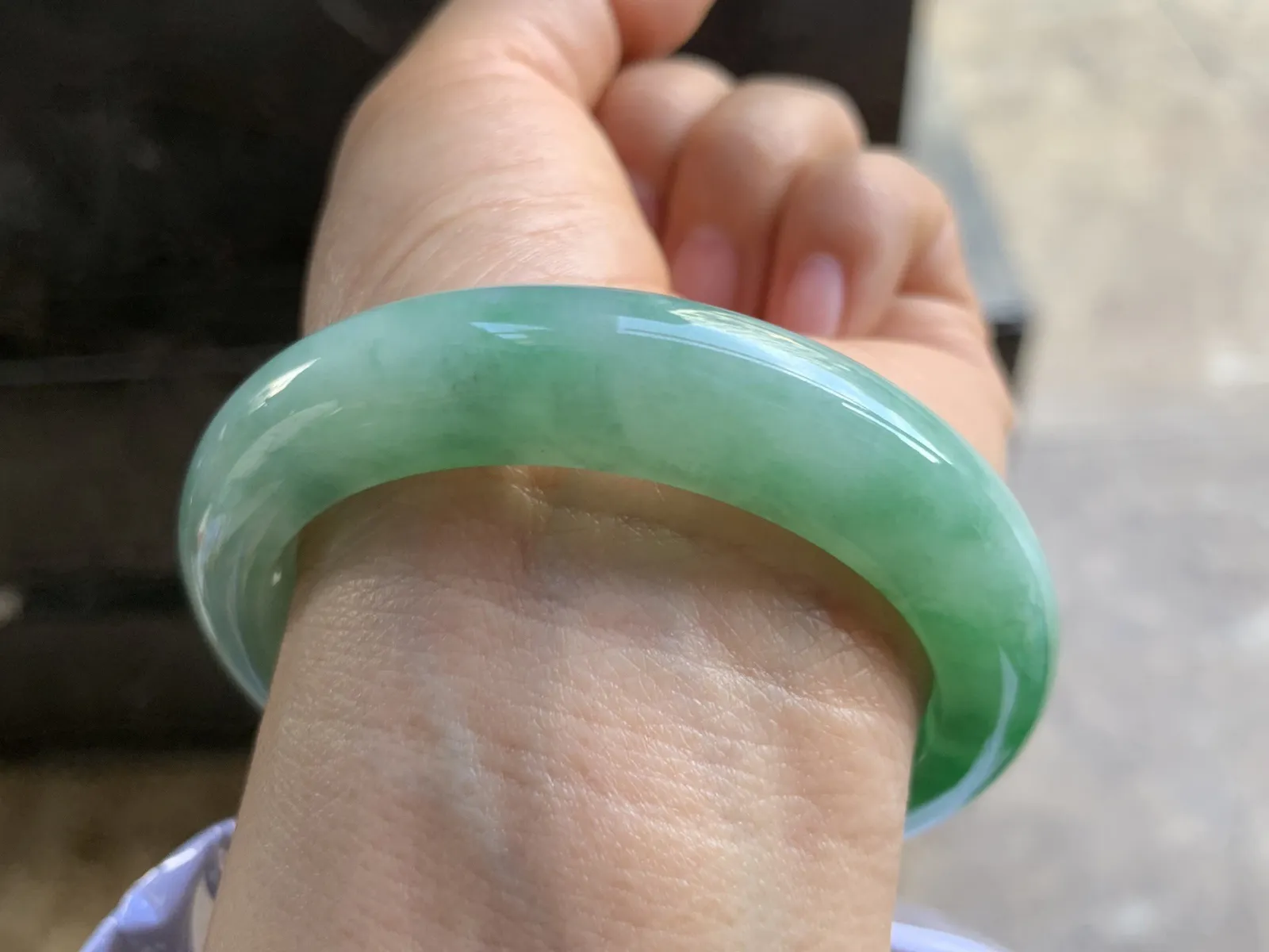 55-12.9-9.5mm
带色手镯 底子细腻 颜色辣绿