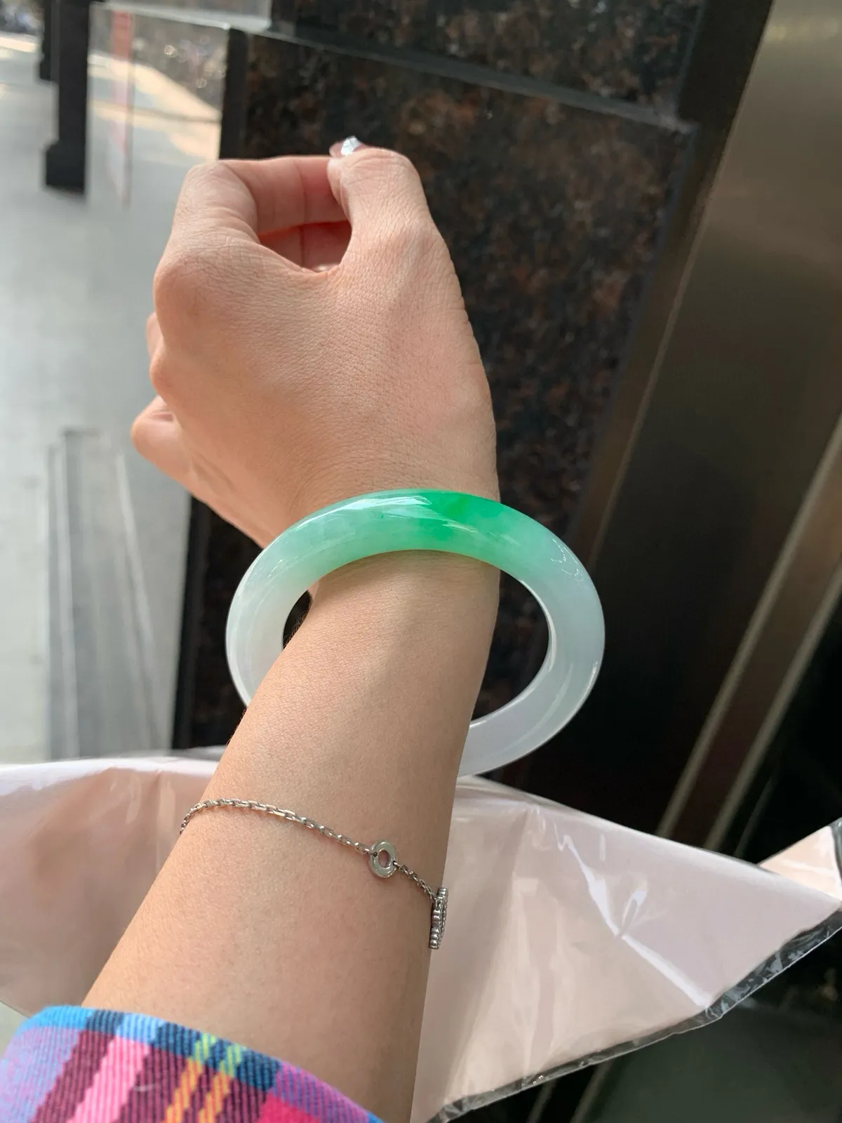 白底青阳绿圆条
53.5-10.5-11
打灯棉线，底妆水润，浓郁到溢出来的阳绿花色，半山半水，光彩夺目，上手尊贵显气质。