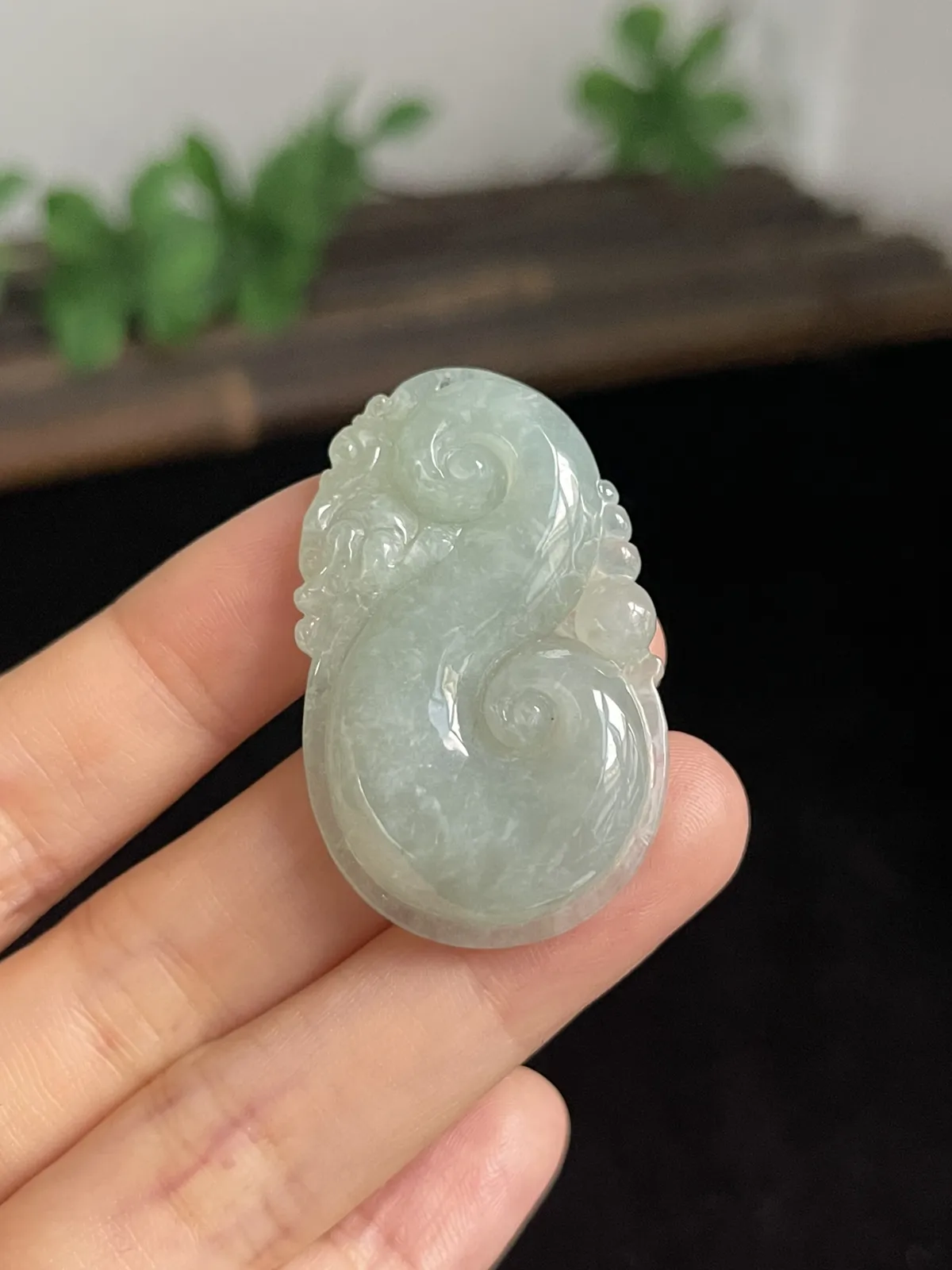 翡翠糯化种淡绿色如意