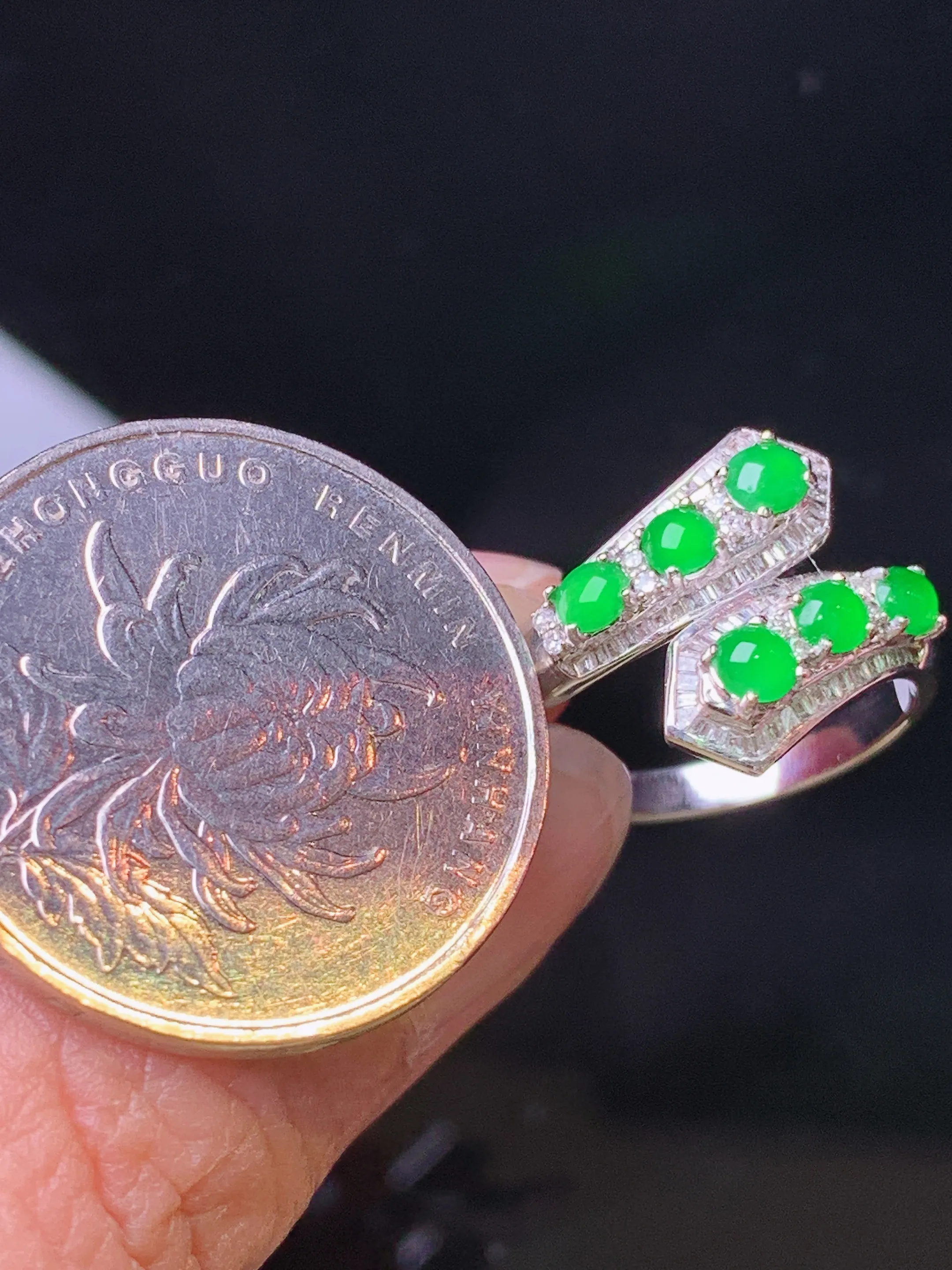 18k金钻镶嵌满绿蛋面组合戒指 玉质细腻 色泽清新艳丽 整体尺寸3*2.5*2