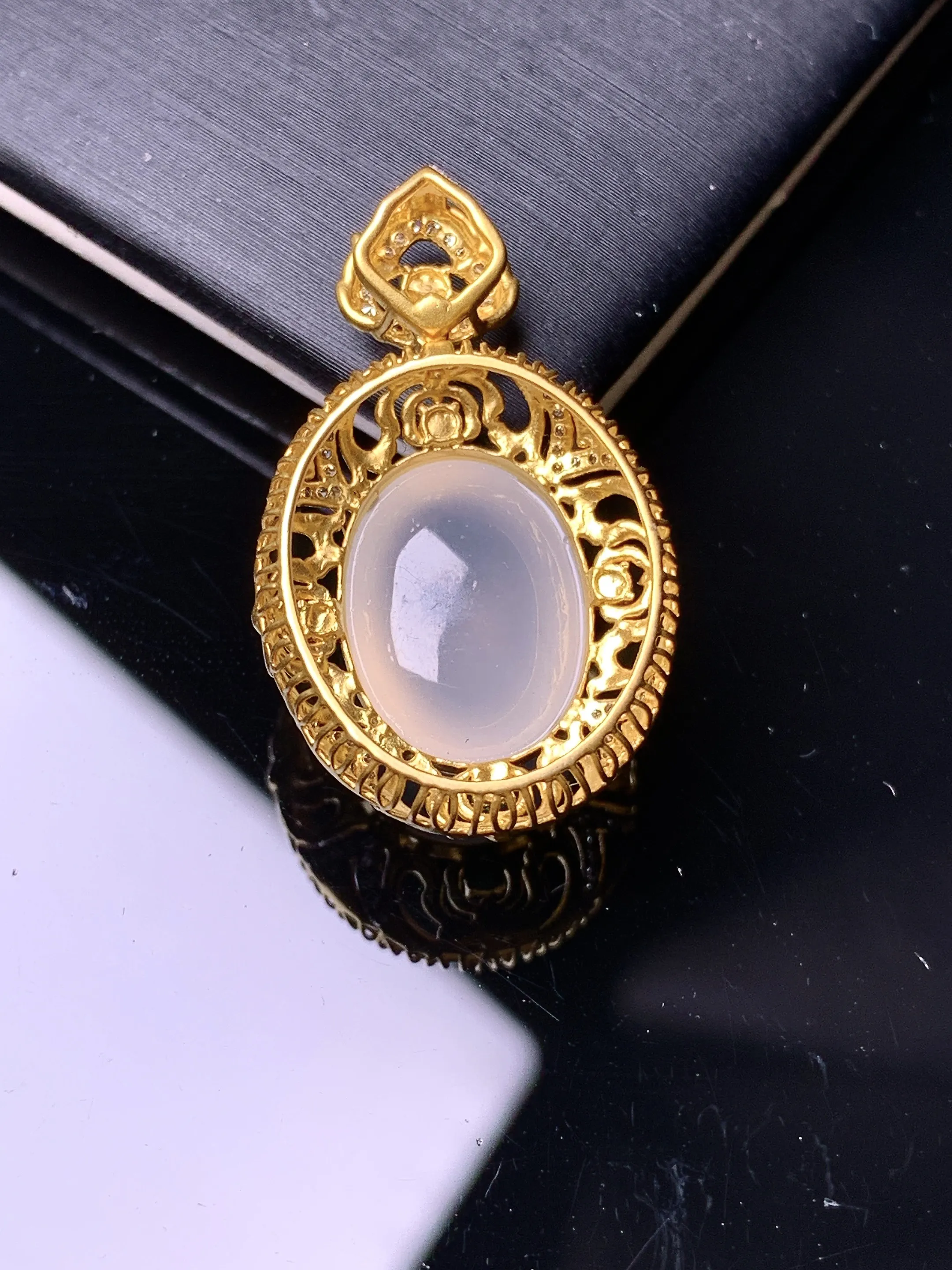 18k金钻镶嵌冰种蛋面吊坠 玉质细腻 色泽清新艳丽 整体尺寸29.3*18*11