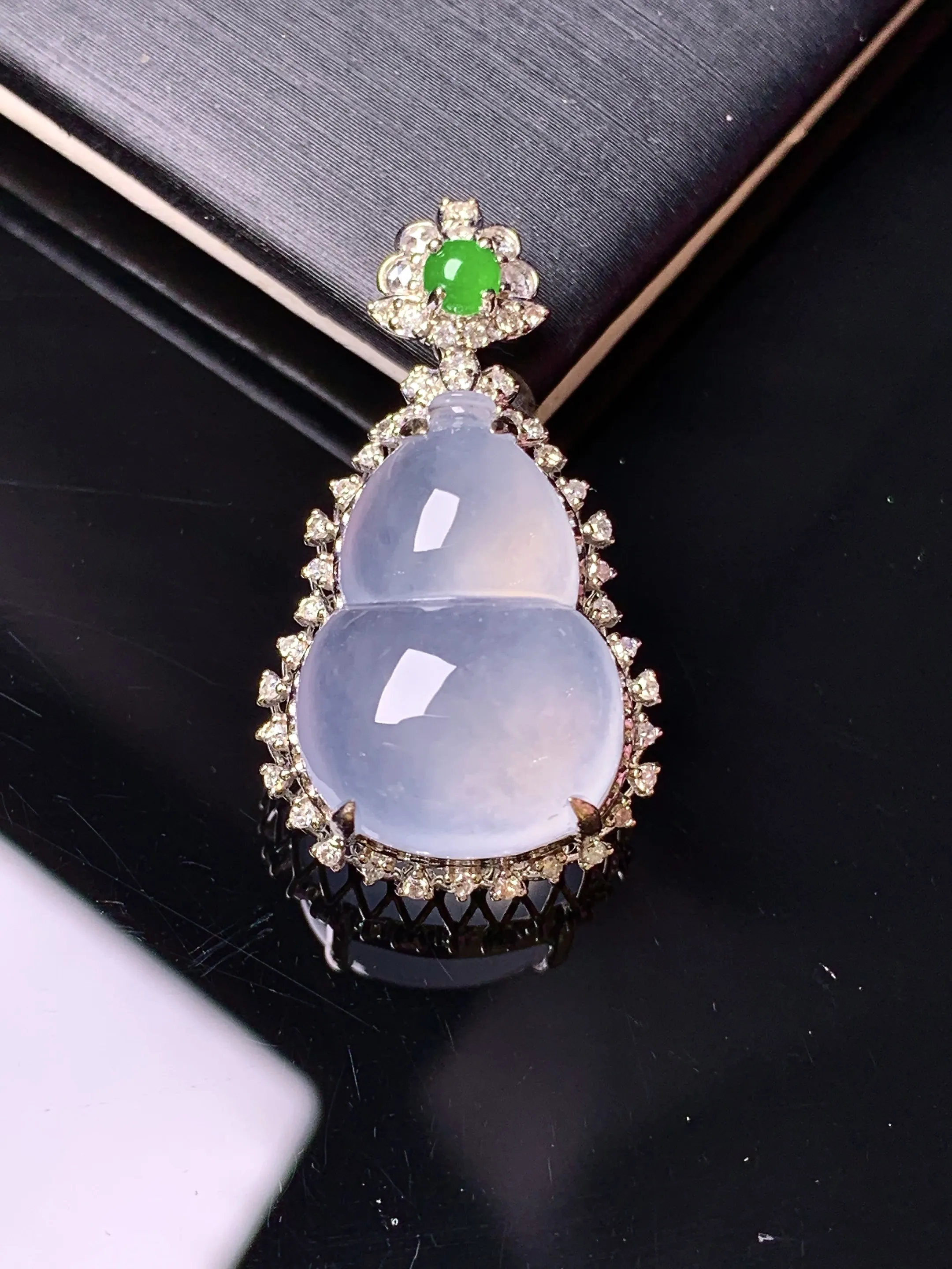 18k金钻镶嵌冰种葫芦吊坠 玉质细腻 色泽清新艳丽 整体尺寸29.3*16.3*10.7