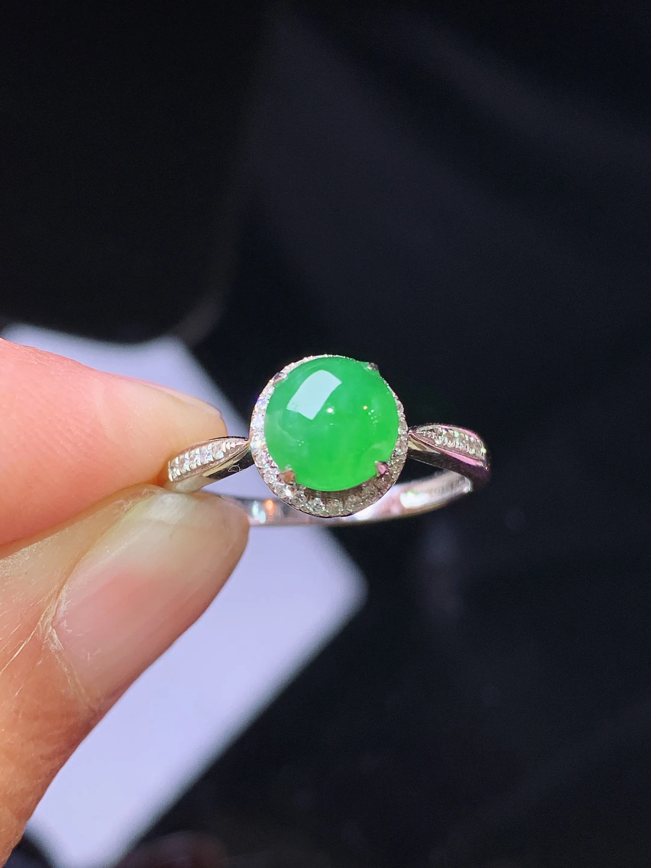 18k金钻镶嵌满绿蛋面戒指 玉质细腻 色泽清新艳丽 圈口12.5 整体尺寸8.3*6.5