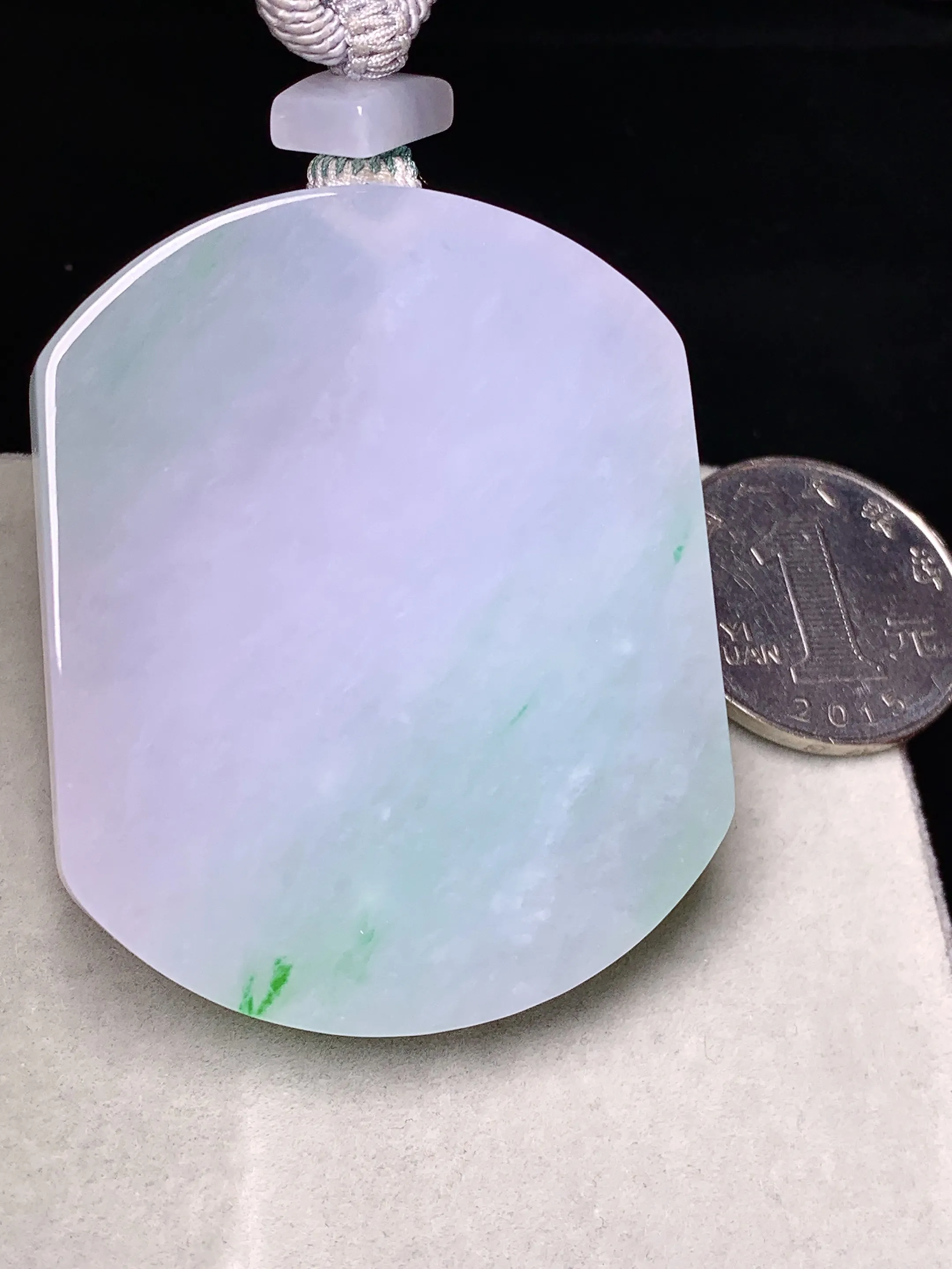 淡春彩无事牌吊坠 玉质细腻 色泽清新艳丽 整体尺寸53.3*43.3*6.6