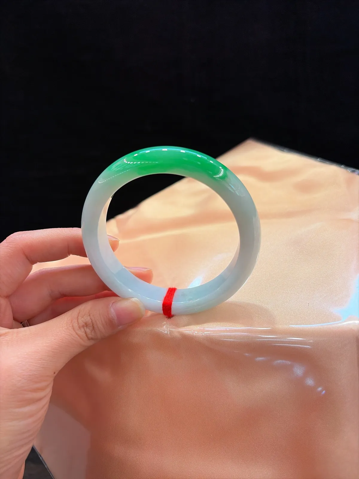 ️｜58圈口
【辣绿富贵镯】
“一抹辣绿凝芳华，腕间贵气自天成”
——种老肉细，一截艳绿点睛，大圈口适配，一眼显贵～
规格【58.9/12.8/8.6】