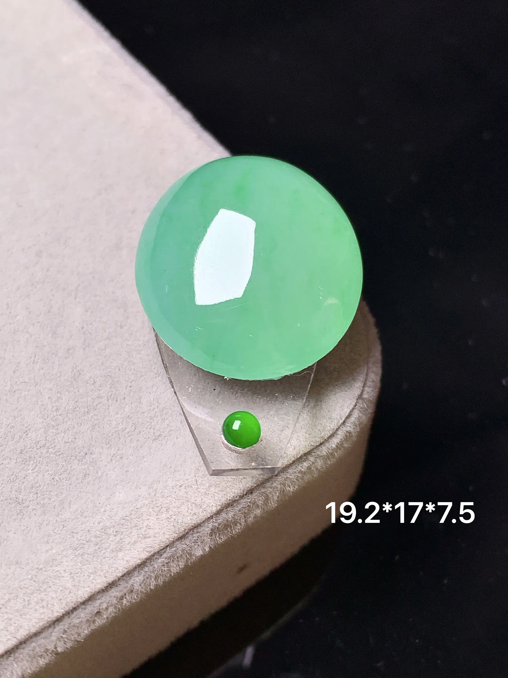 镶嵌款 翠绿蛋面吊坠 玉质细腻 色泽清新艳丽 整体尺寸19.2*17*7.5