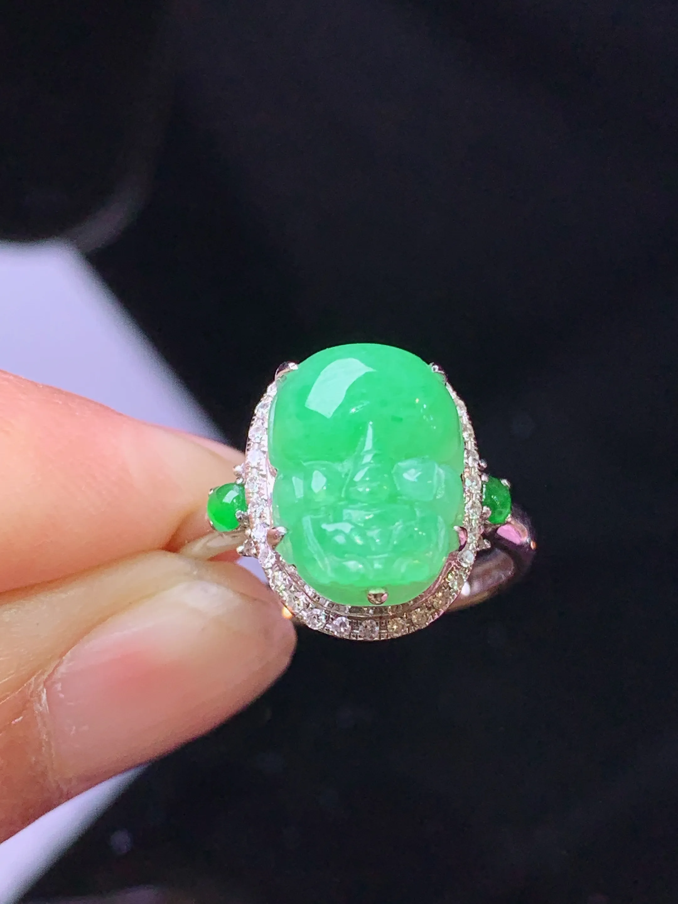 18k金钻镶嵌翠绿貔貅 玉质细腻 色泽清新艳丽 圈口12 整体尺寸14*10.8*8