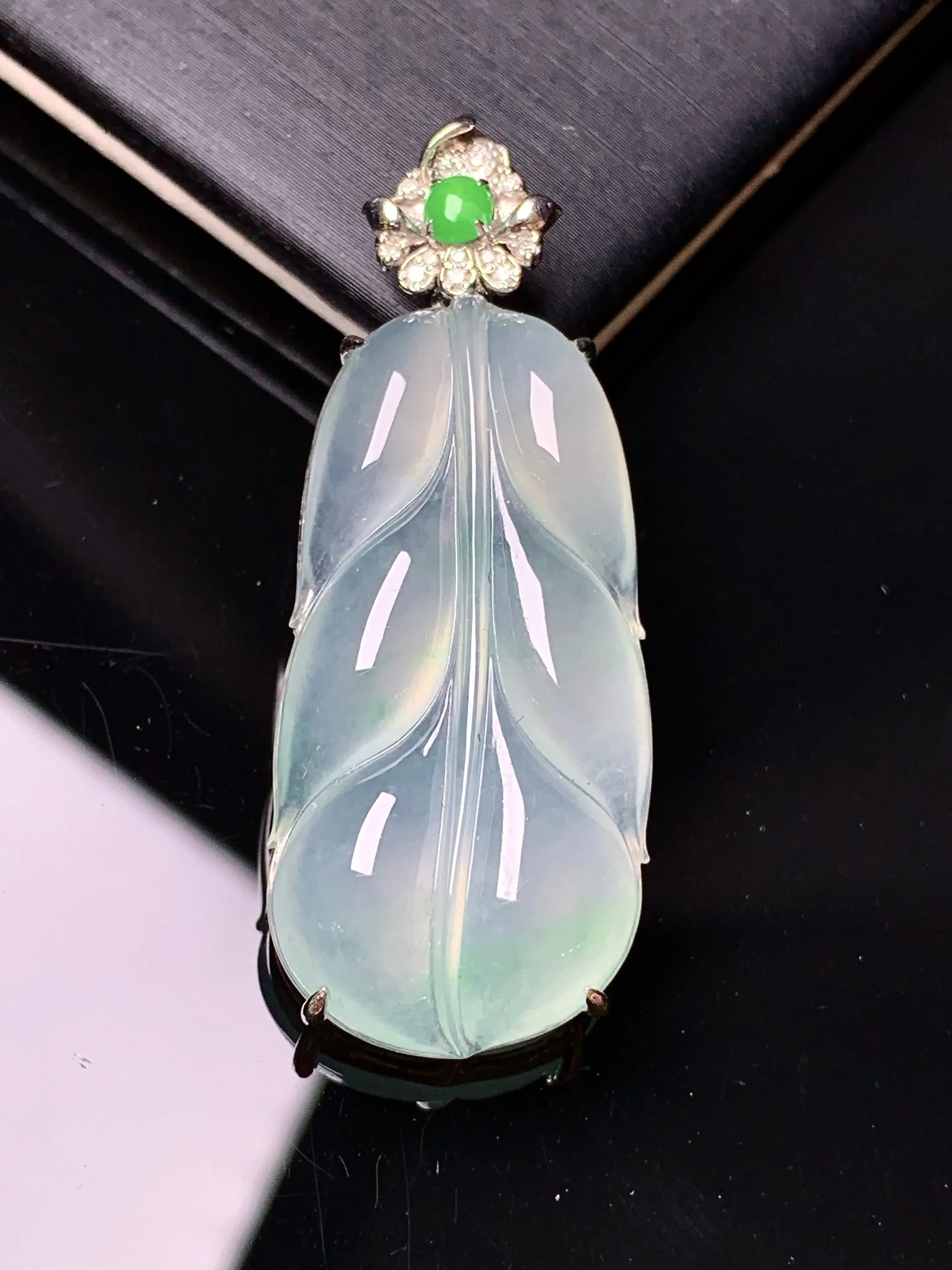 18k金钻镶嵌冰种树叶吊坠 玉质细腻 色泽清新艳丽 整体尺寸43*16.5*7