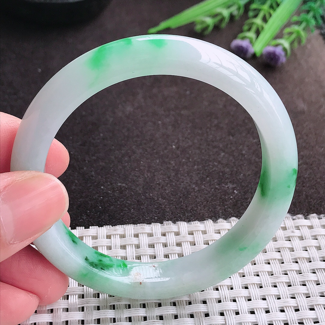 实拍A货翡翠55.5/11/8老坑精美温润飘阳绿手镯宽边翡翠玉镯女款