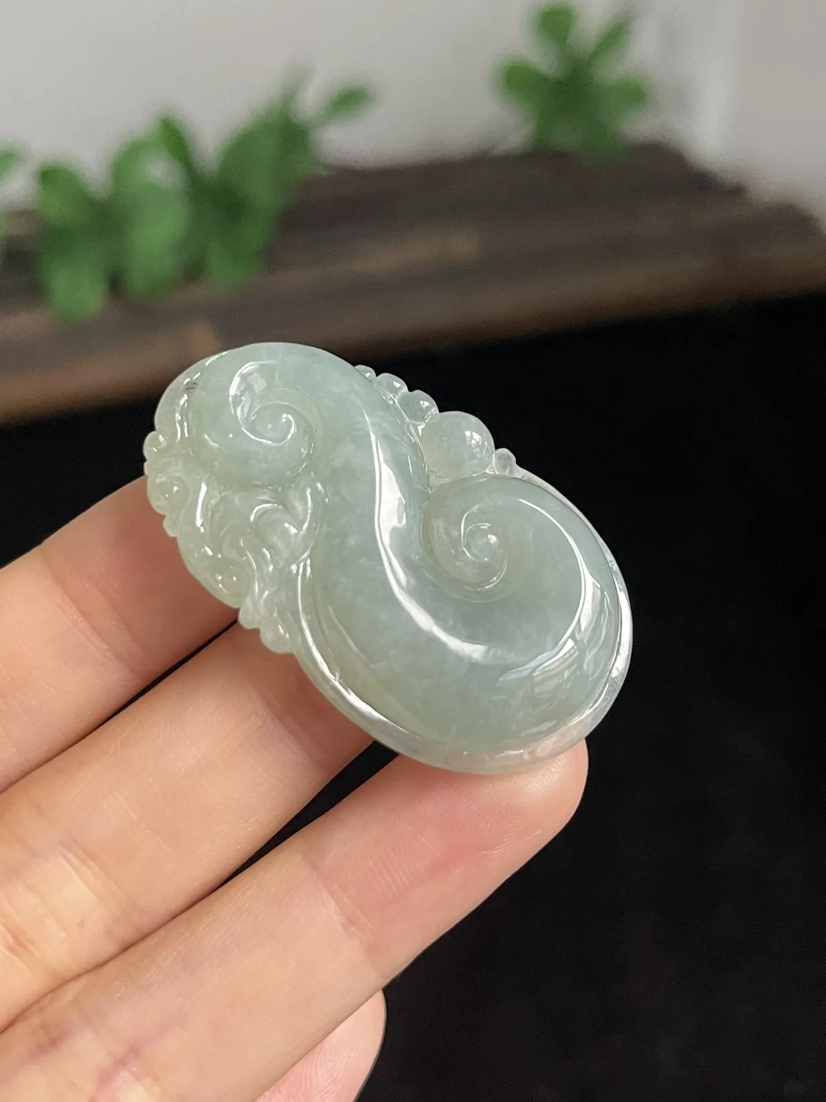 翡翠糯化种淡绿色如意