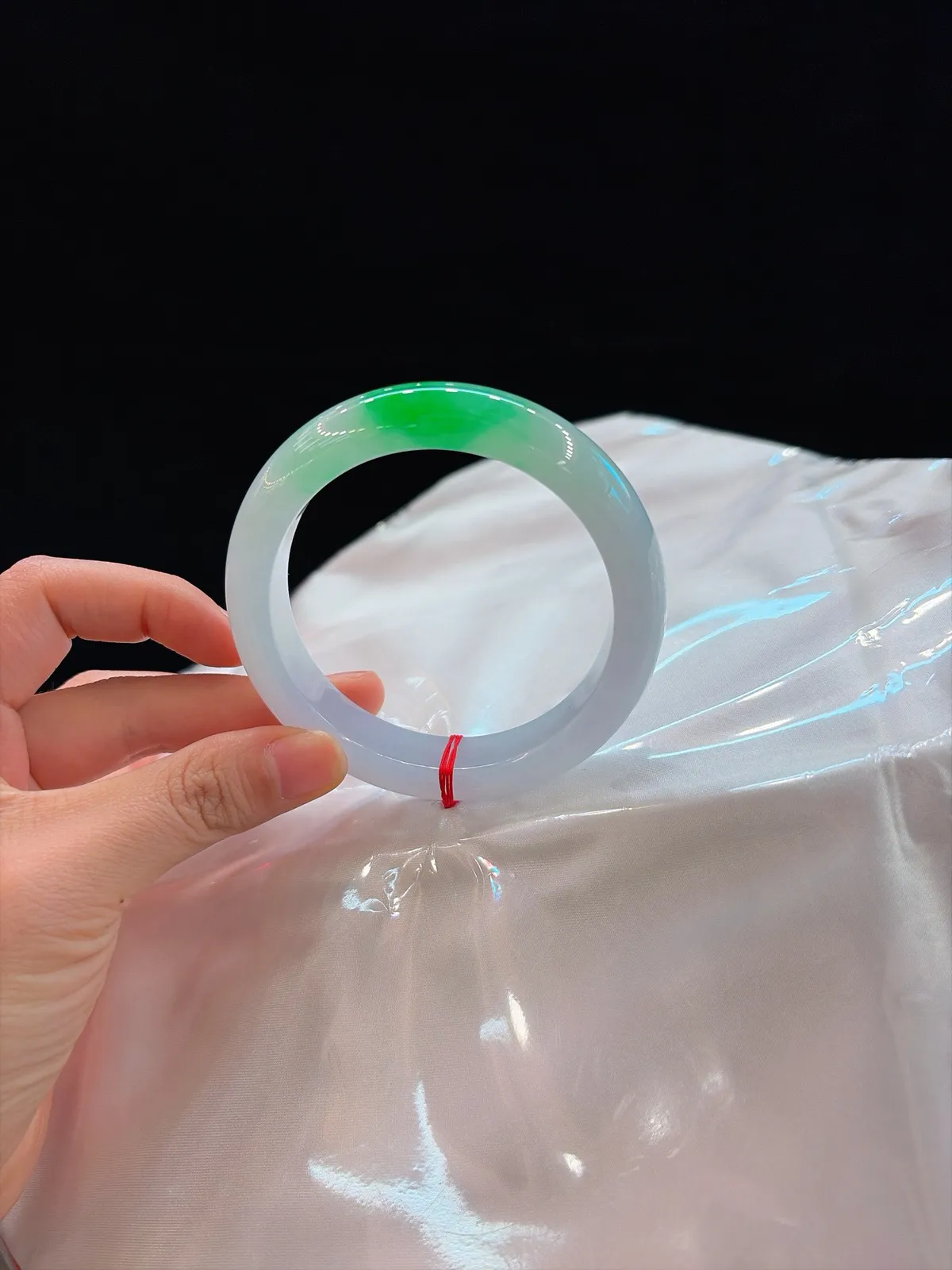 ｜60圈口
白底青翡翠手镯
白底细润如水
一抹辣翠明艳鲜活
明暗交织层次感拉满
腕间国风氛围