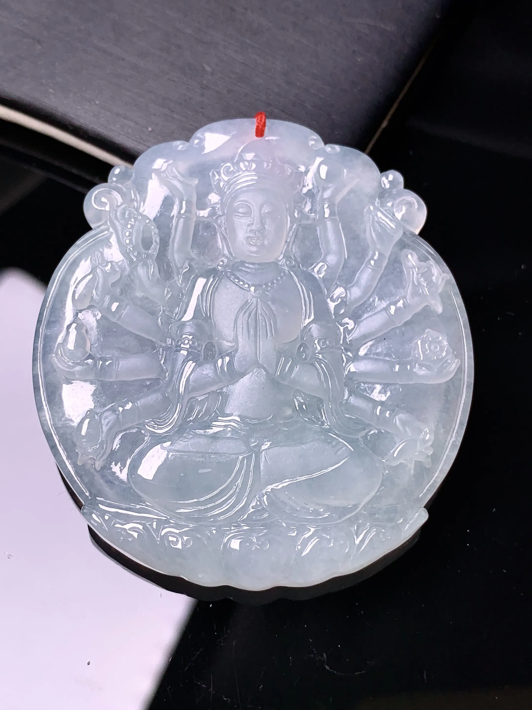 冰种千手观音吊坠 玉质细腻 色泽清新艳丽 整体尺寸51.8*47.5*5.3