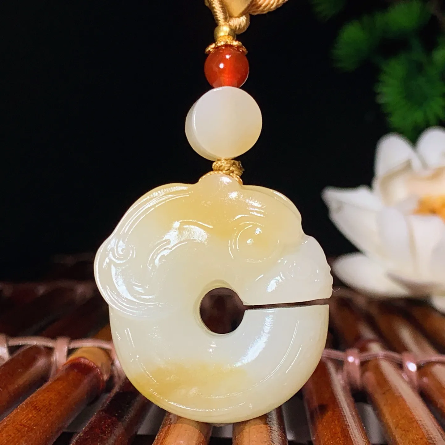 新疆和田玉且末糖玉猪龙挂件 尺寸33/31/12mm重29克。玉质细腻油润。手推出油。品相大气 lt