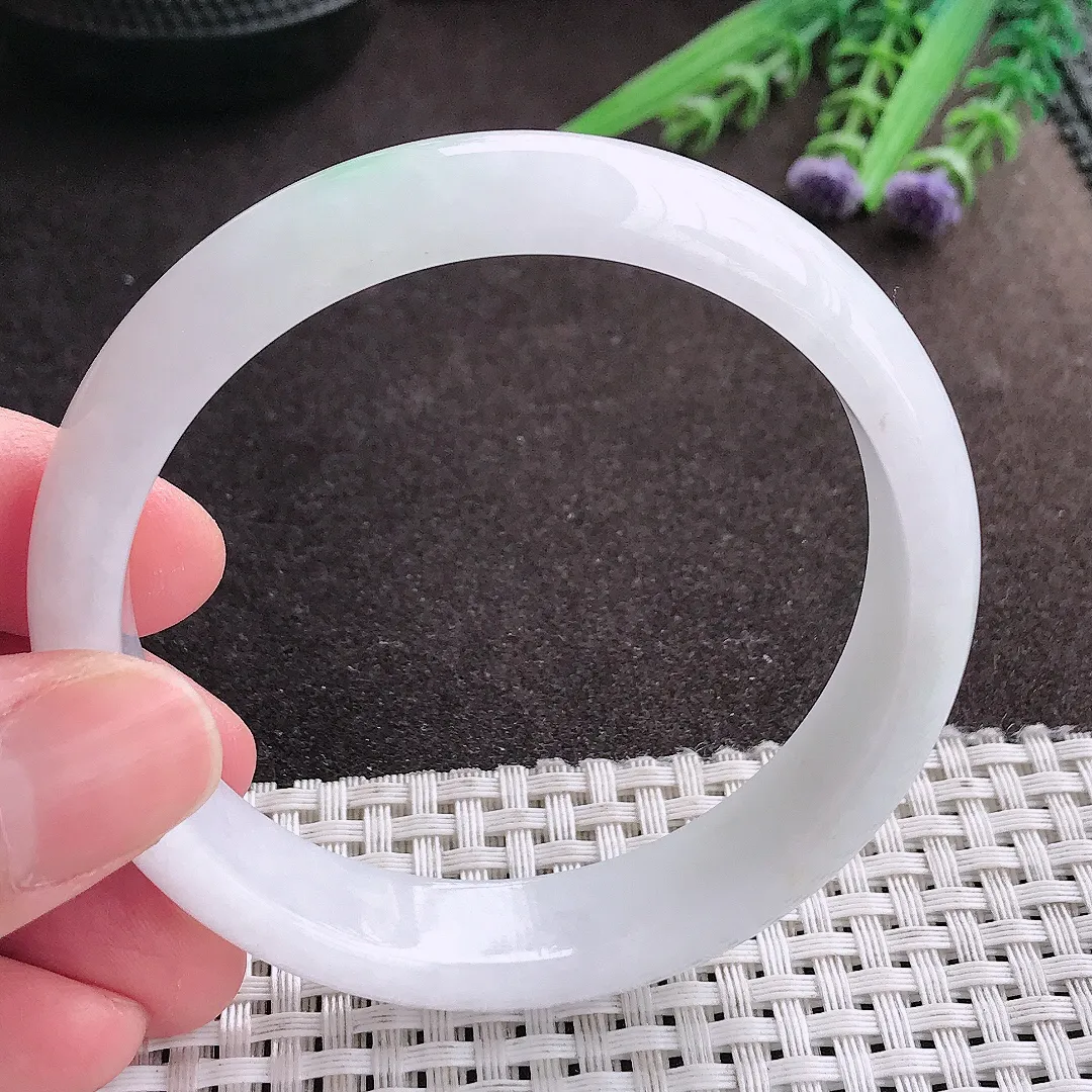 实拍A货翡翠58.5/13.5/7老坑秀气冰润飘绿手镯宽边翡翠玉镯女款