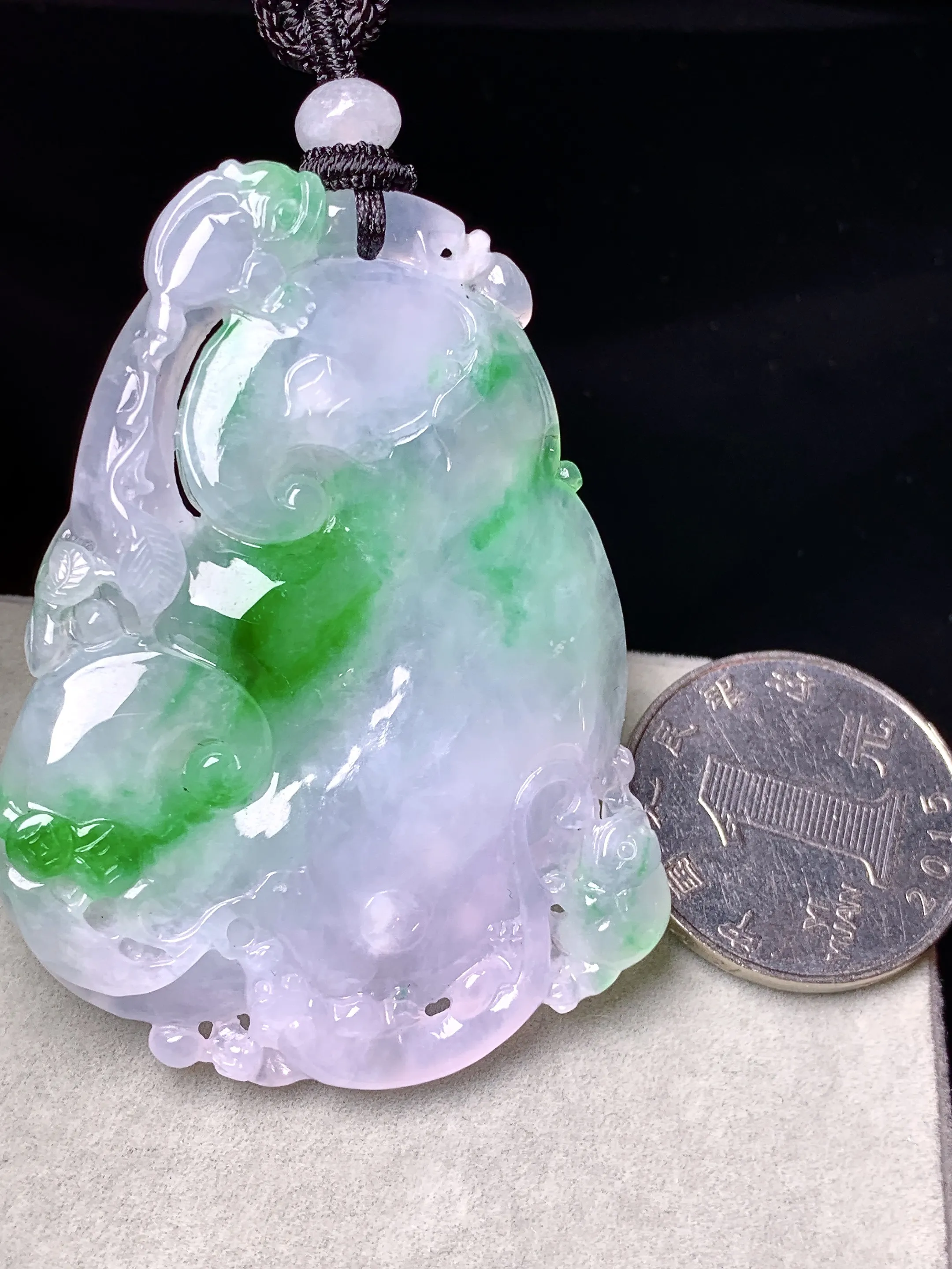 飘绿如意吊坠 玉质细腻 色泽清新艳丽 整体尺寸58.2*41.5*5.3