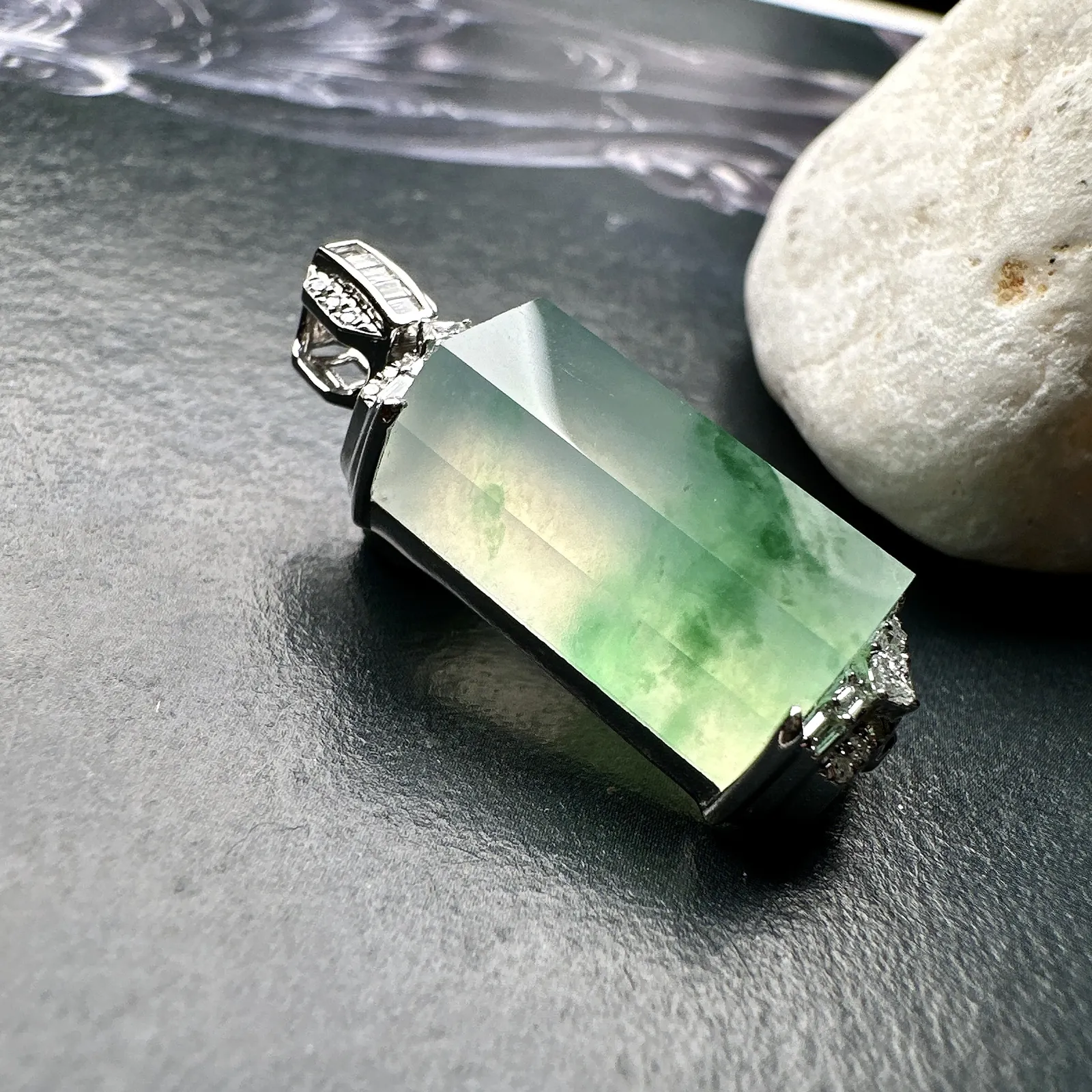 【冰种飘花无事柱】精品，种水上乘，通透闪亮，晶莹剔透。18K金钻镶嵌，裸石尺寸16.5*9*7毫米