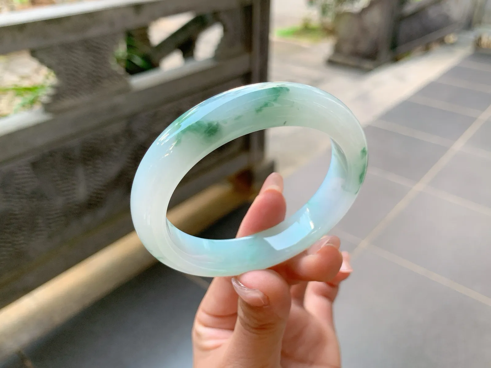 ⭐️｜55圈口
冰飘花翡翠手镯，飘绿花，花色灵动飘逸清新自然，整体冰冰润润的