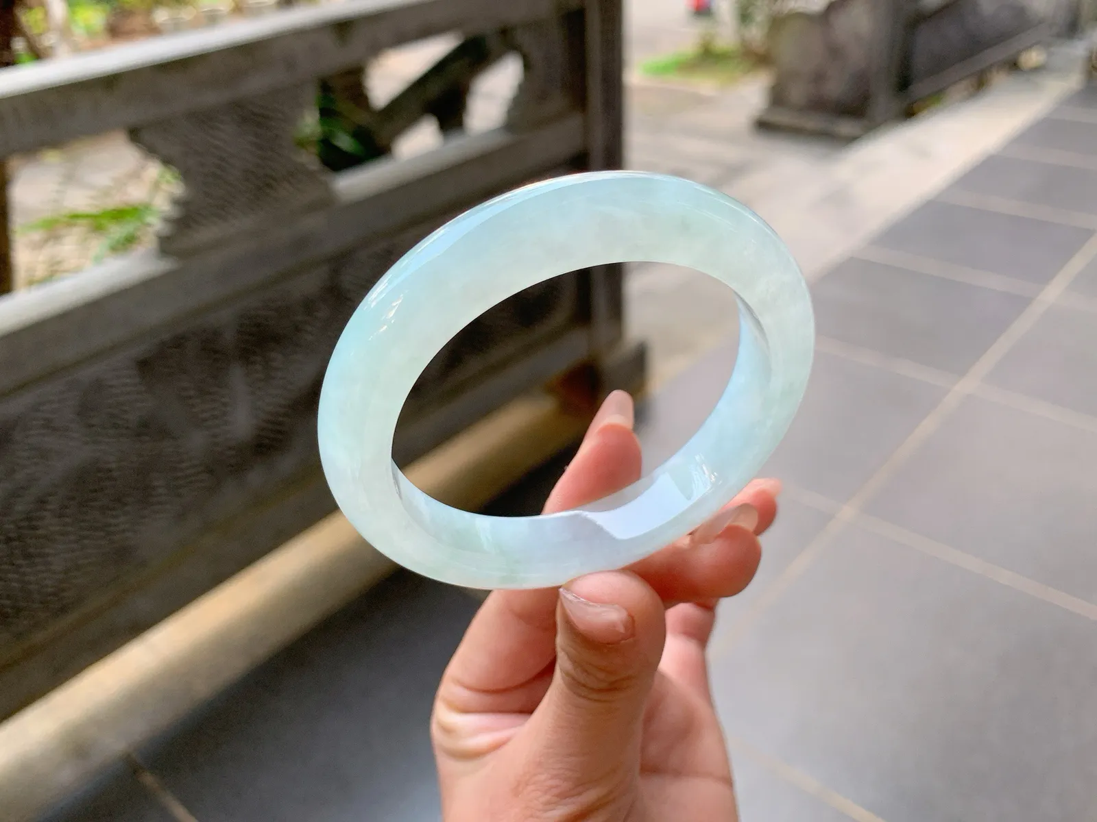 ｜57圈口
冰晴翡翠手镯，颜色清清淡淡的，种老水润，实物比图片上的还要更加清透