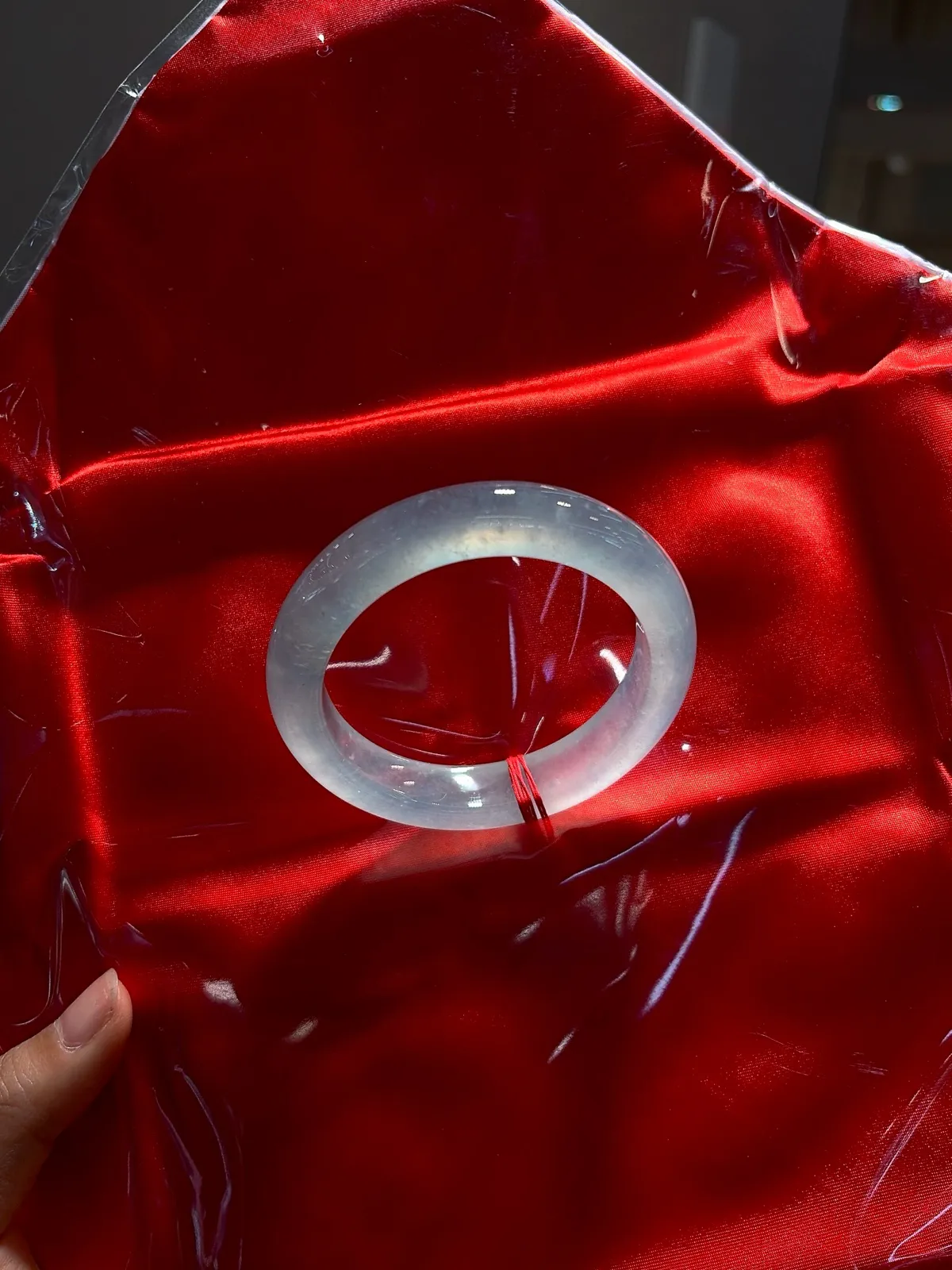 ｜54圈口
冰蓝调冰冰镯｜
【寒光起钢·冷艳款】
“冰蓝漾腕间，起钢寒光射，一抹清冽风骨，胜过万千俗艳”
——清冷入骨，自带锋芒
规格【54.6/12.5/9.5】