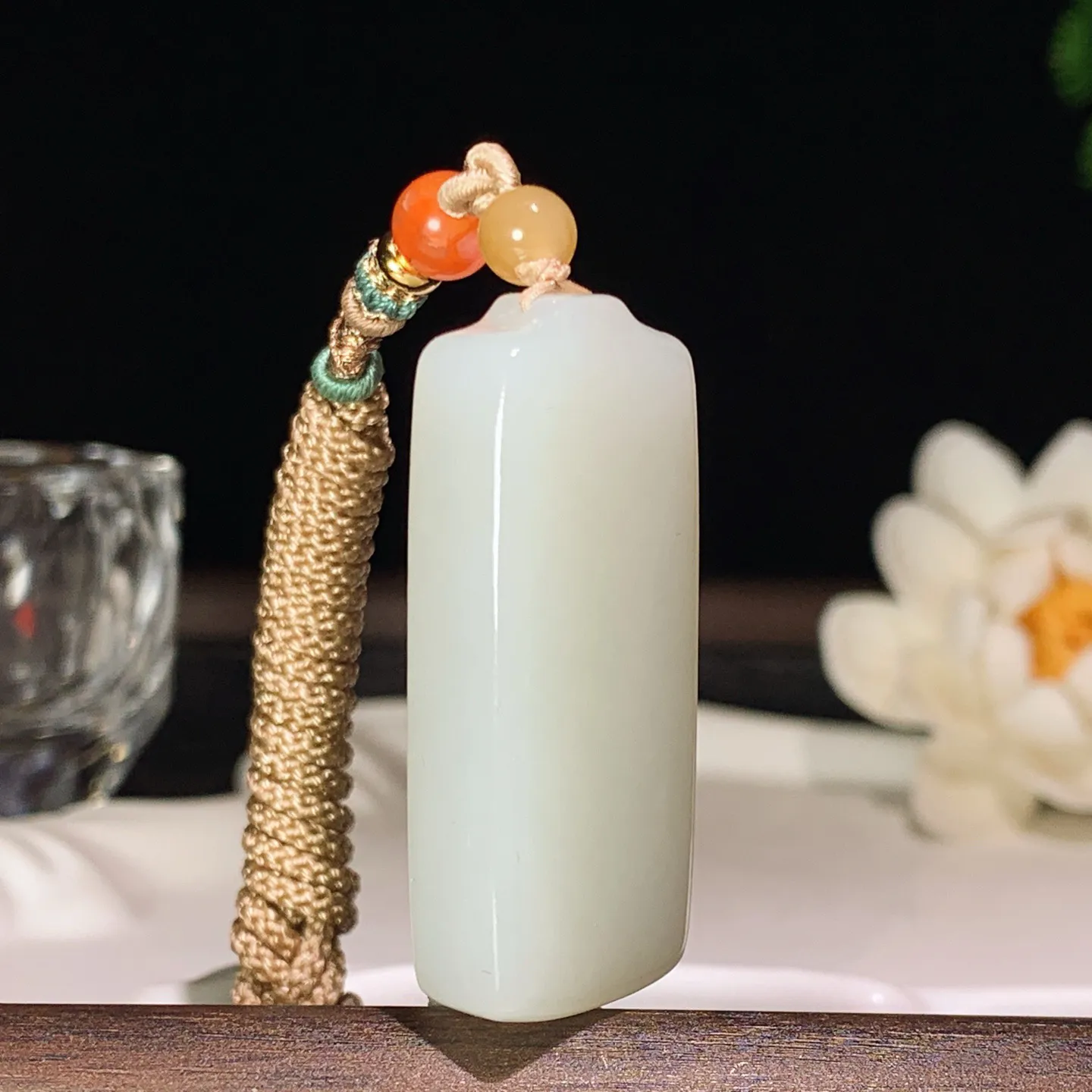 和田玉羊脂白平安无事牌挂件 尺寸42/19/9mm重21.7克。玉质细腻油润。手推出油。品相大气 l