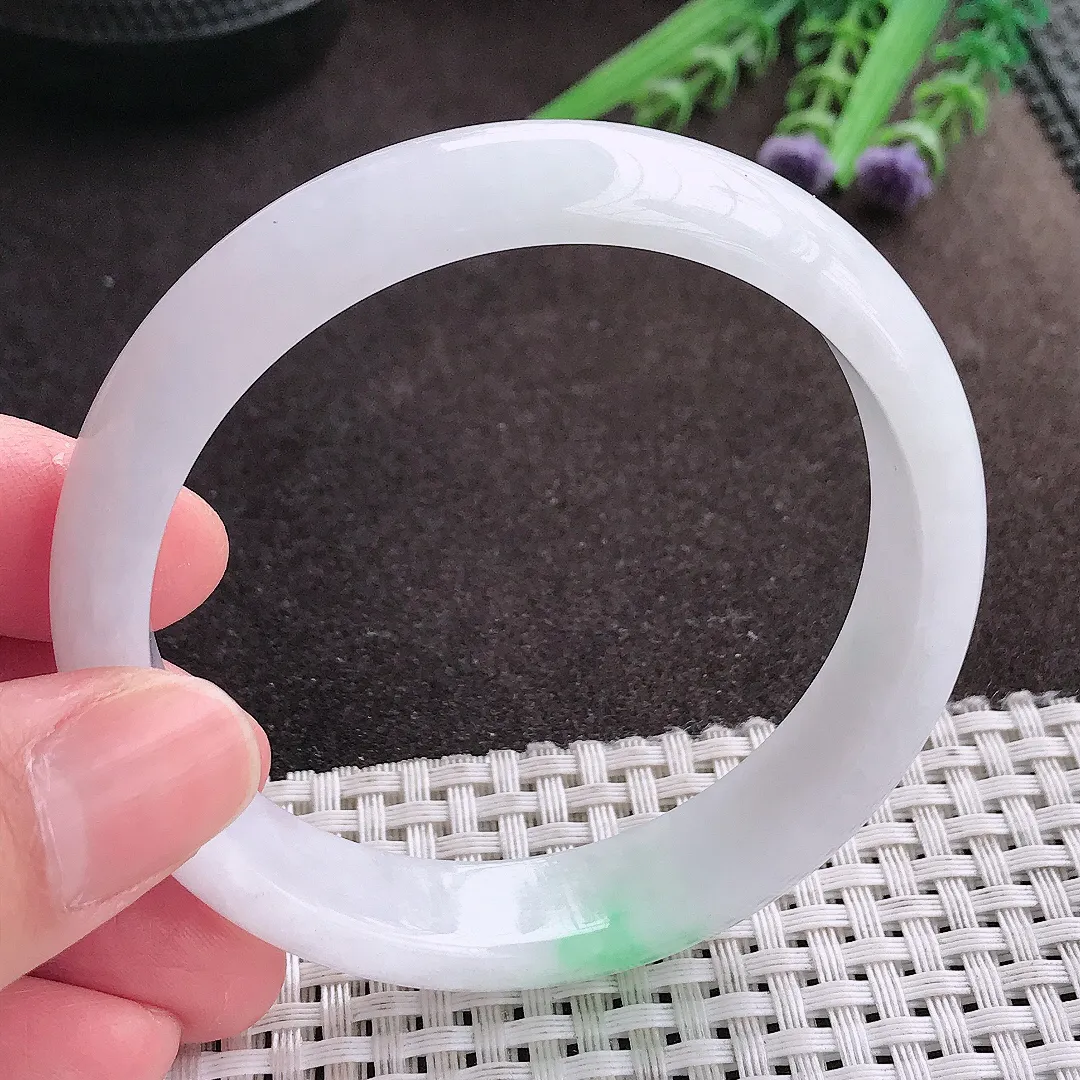 实拍A货翡翠58.5/13.5/7老坑秀气冰润飘绿手镯宽边翡翠玉镯女款