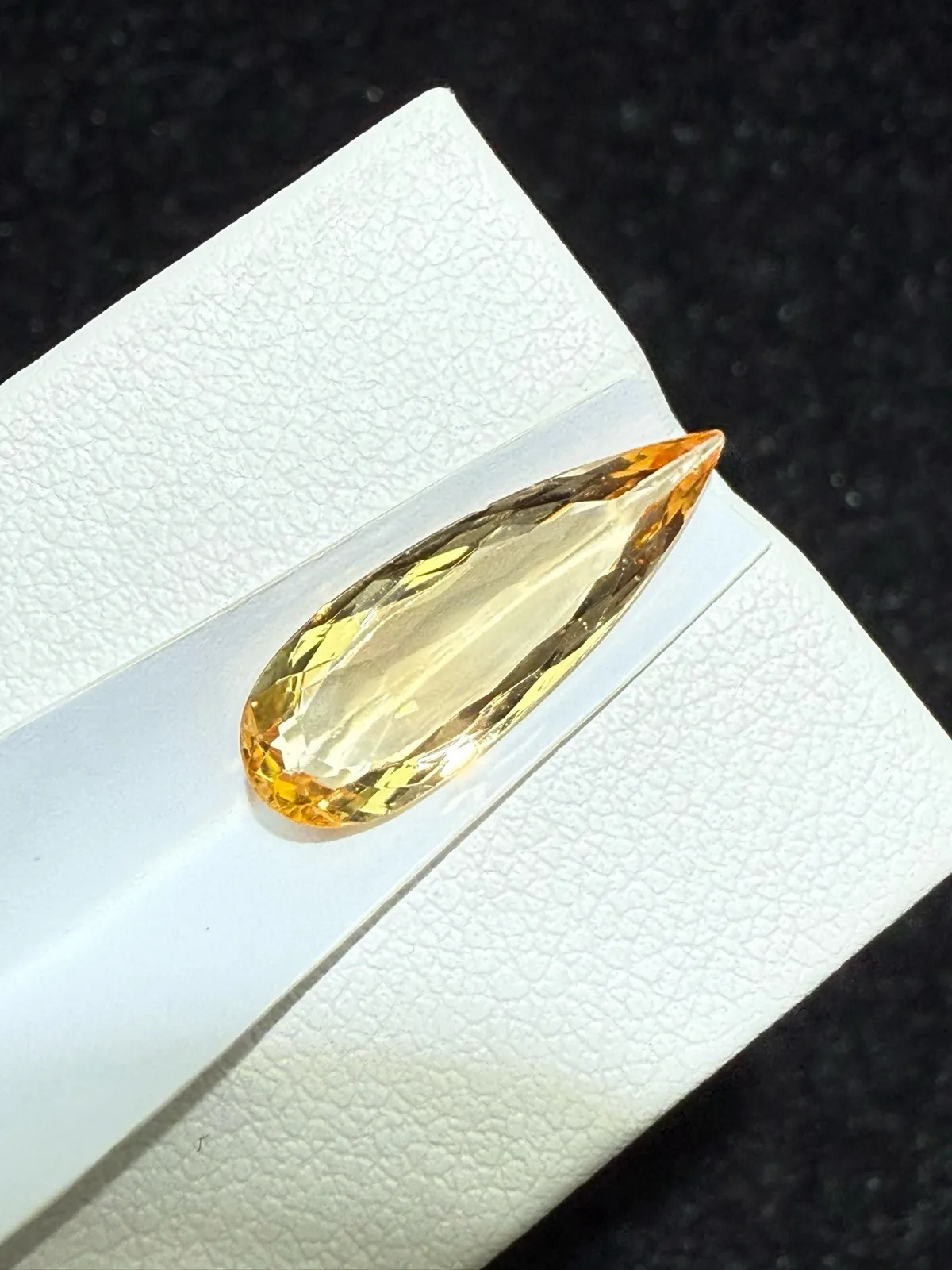 【高端珠宝】天然极美帝王托帕裸石
重量: 3.395ct  规格: 19*6.5*3.3毫米
精湛切