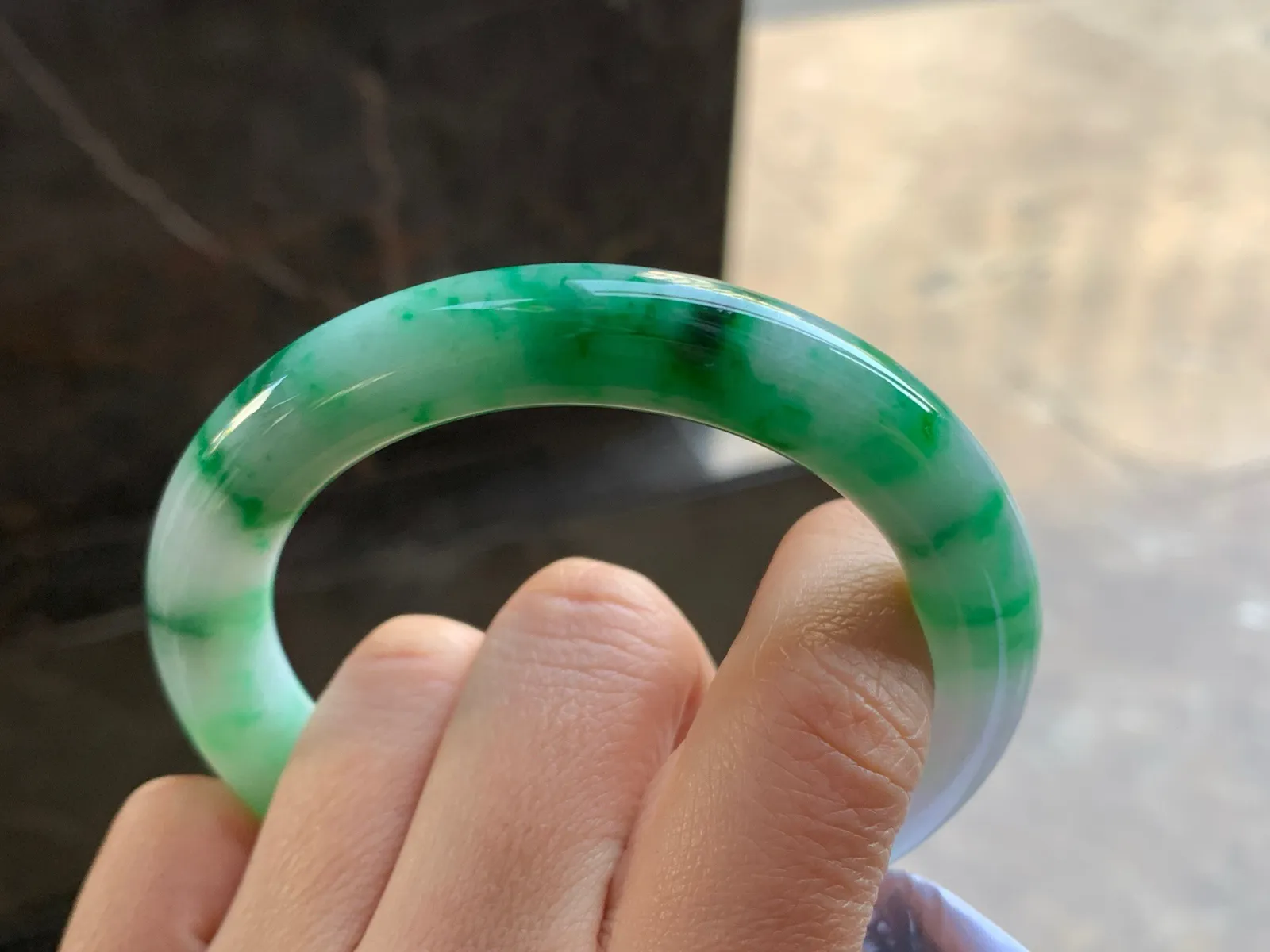 55.5-10.8

绿色圆条手镯^_^鲜艳 玉质温润