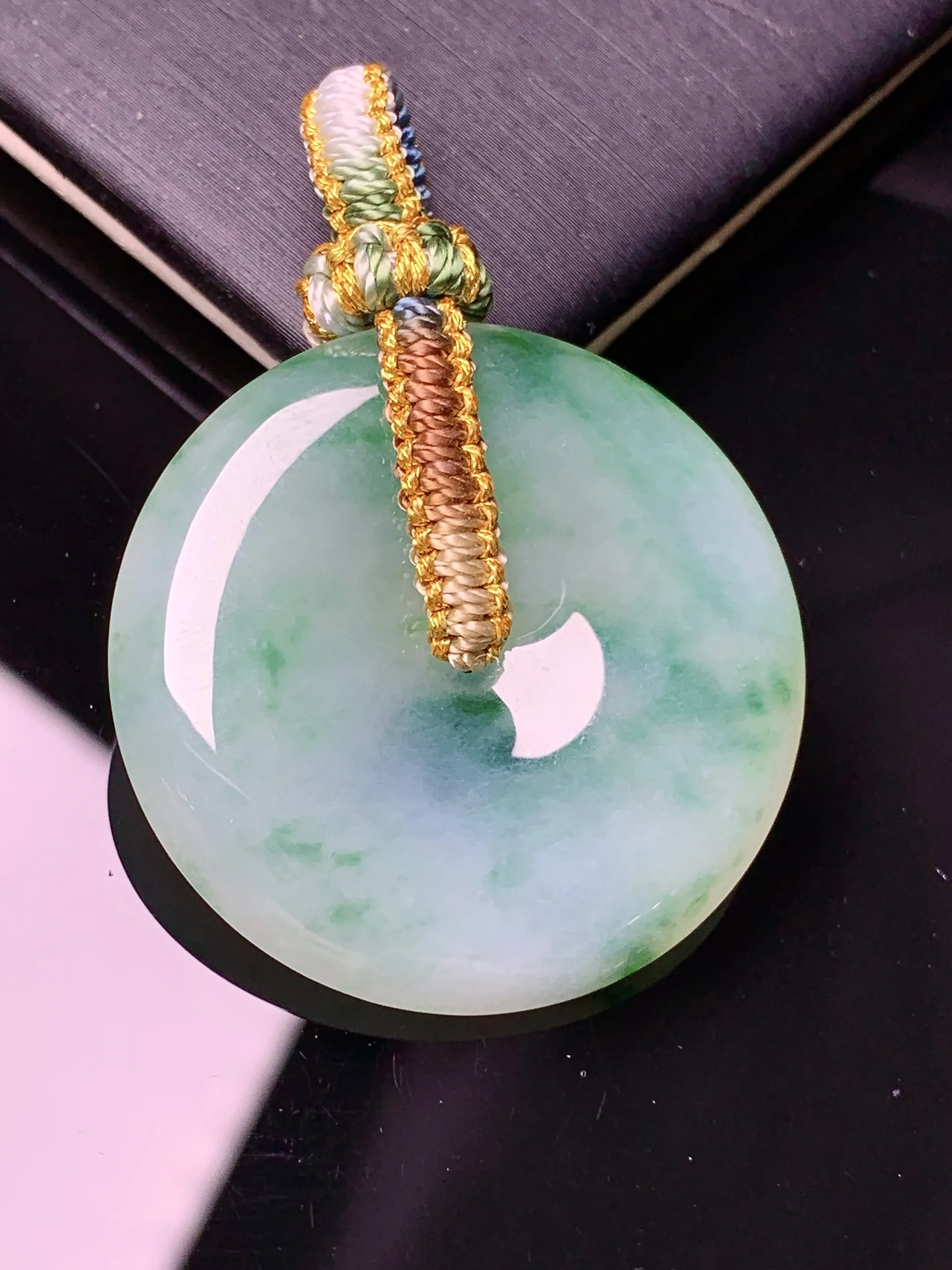 飘绿平安扣吊坠 玉质细腻 色泽清新艳丽 整体尺寸33.2*5.6