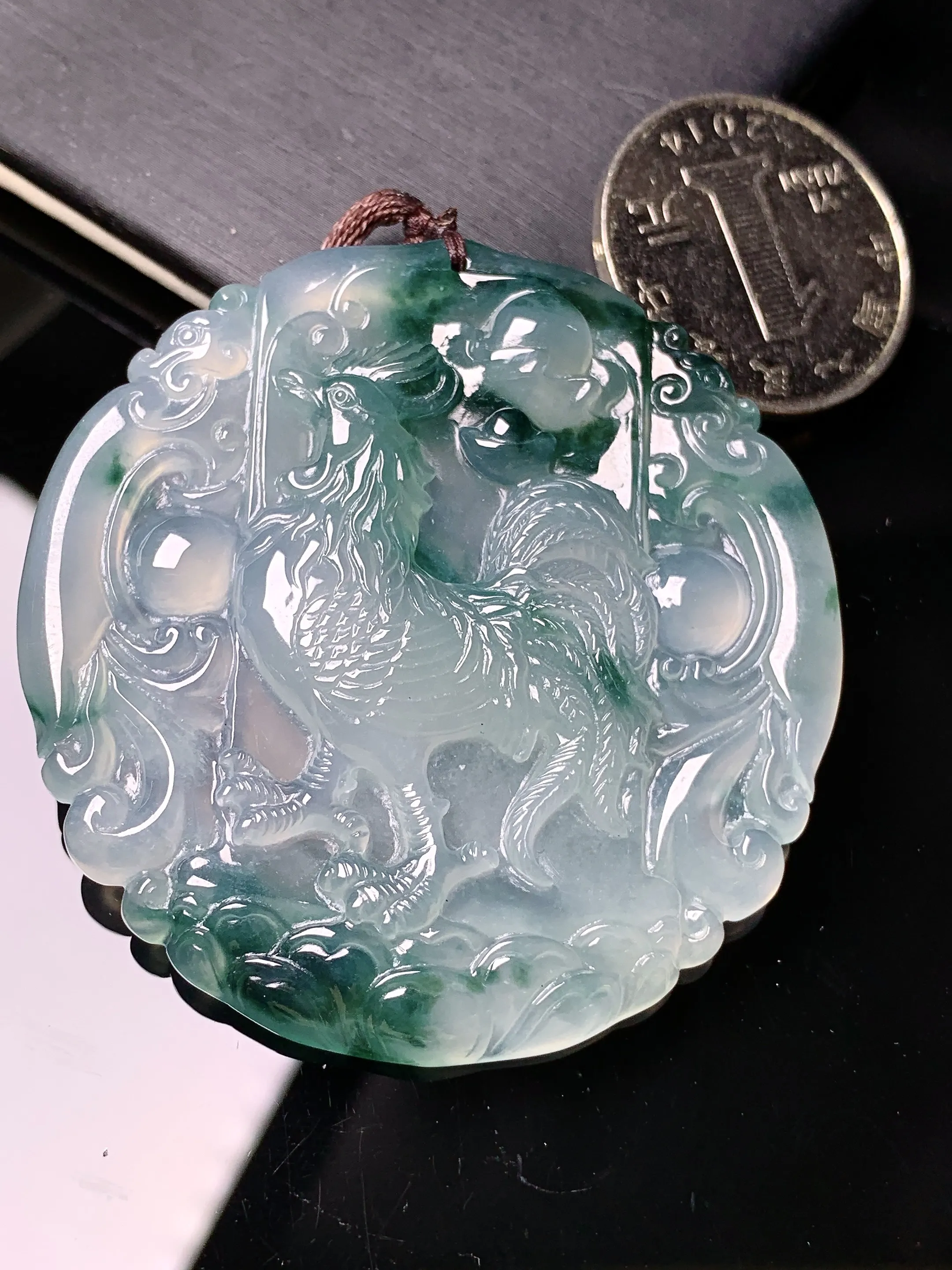 飘绿生肖鸡吊坠 玉质细腻 色泽清新艳丽 整体尺寸53.8*51.3*5.3