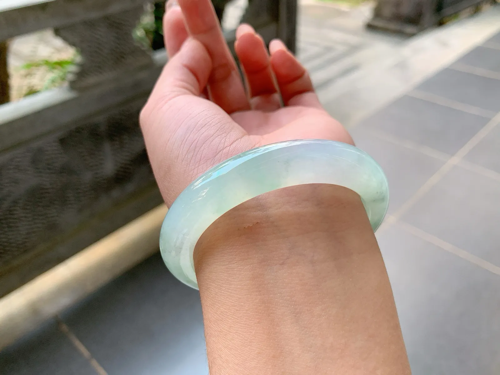 ｜54圈口
冰晴，整体冰透起光，种老起冰，性价比很高，美中不足有一点点矿点，