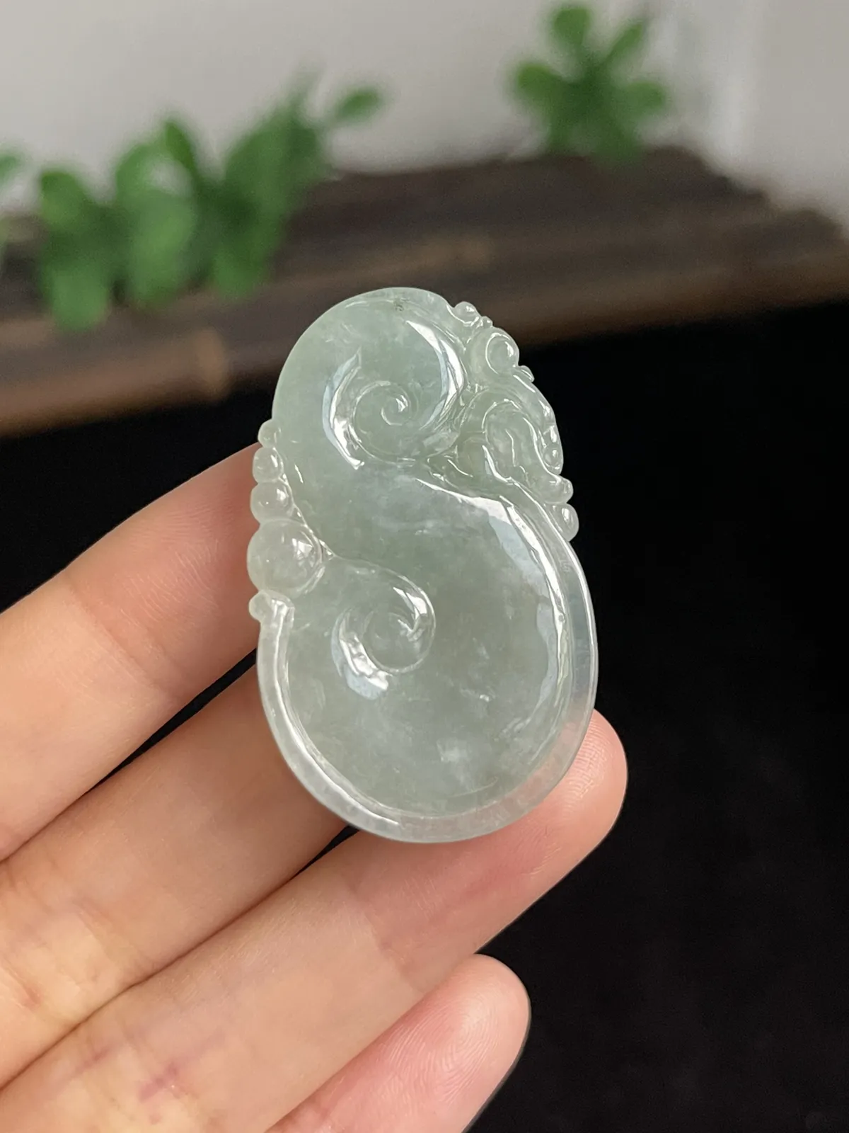 翡翠糯化种淡绿色如意