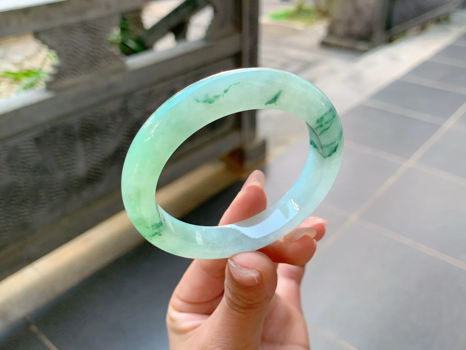 ｜54圈口
冰飘绿花翡翠手镯，花色飘逸大气，底妆冰润自然，唯美感，