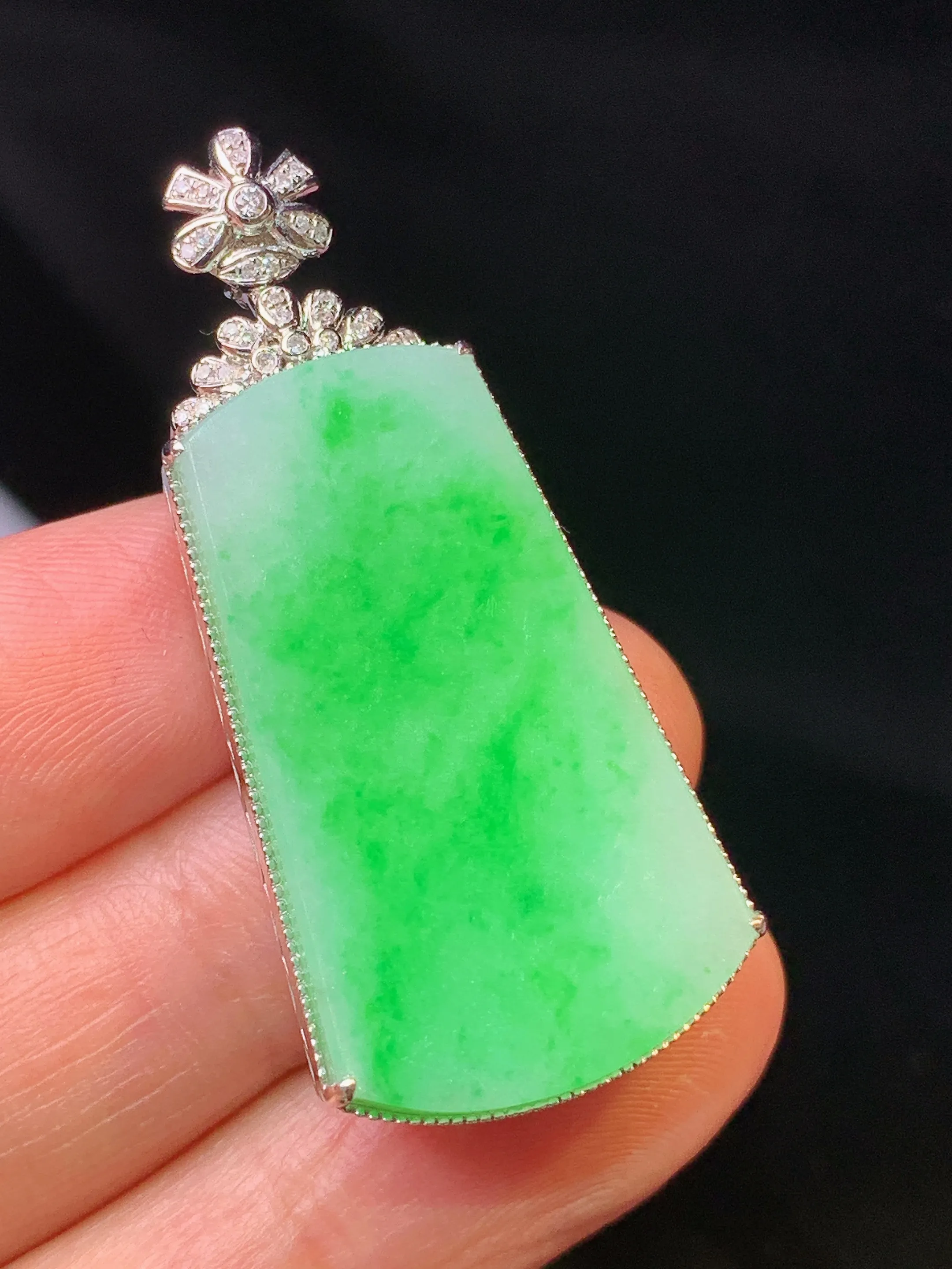 18k金钻镶嵌翠绿无事牌吊坠 玉质细腻 色泽清新艳丽 整体尺寸42*18.7*8