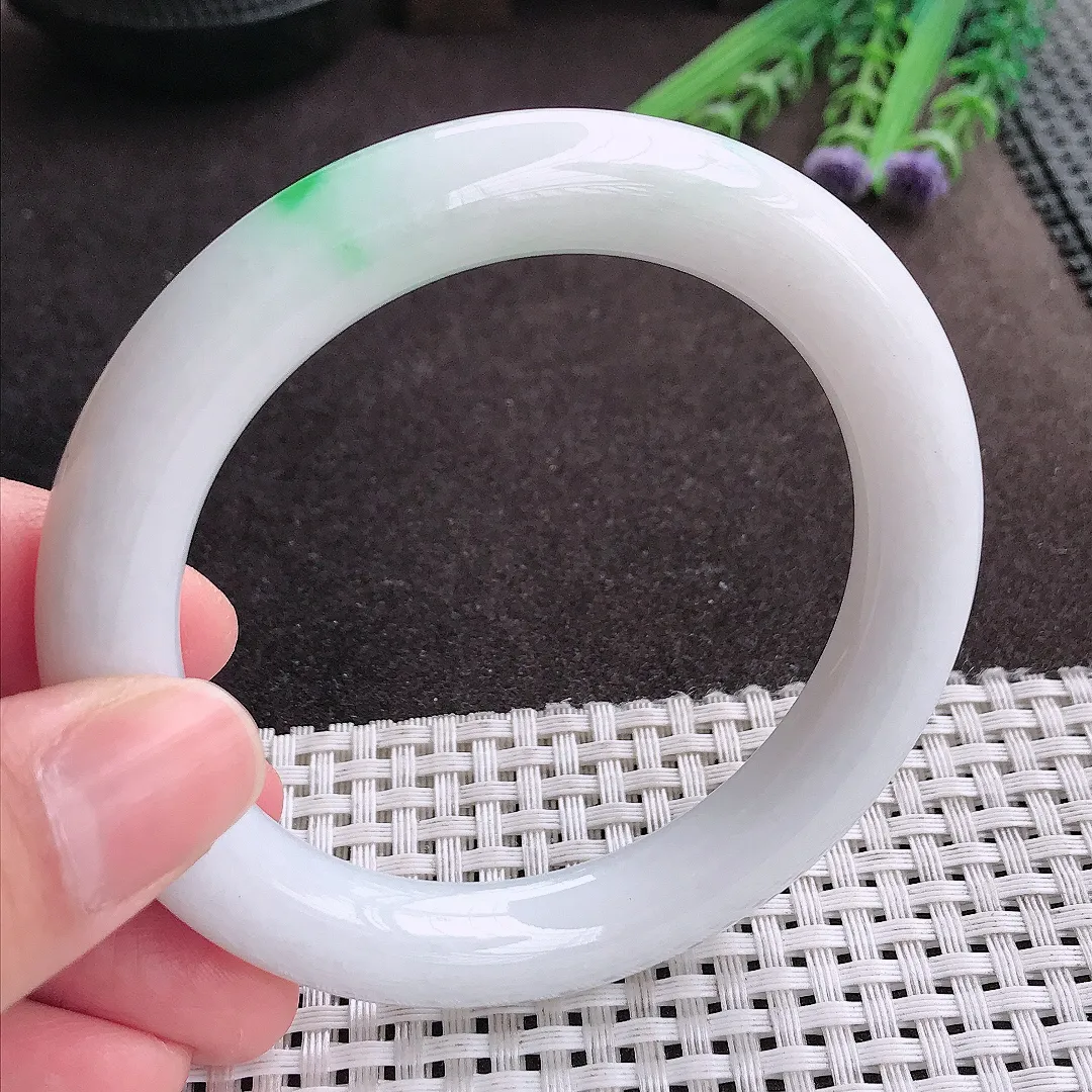 实拍A货翡翠57.5/10.1/10.6老坑精美温润飘阳绿白底青圆条手镯翡翠玉镯女款