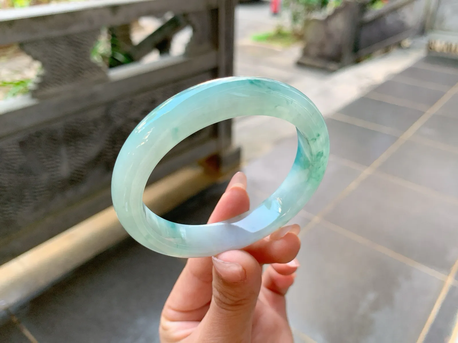 ｜56圈口
冰飘花翡翠手镯，飘蓝绿花，花色清新灵动，像舞动的碎花裙一般飘逸